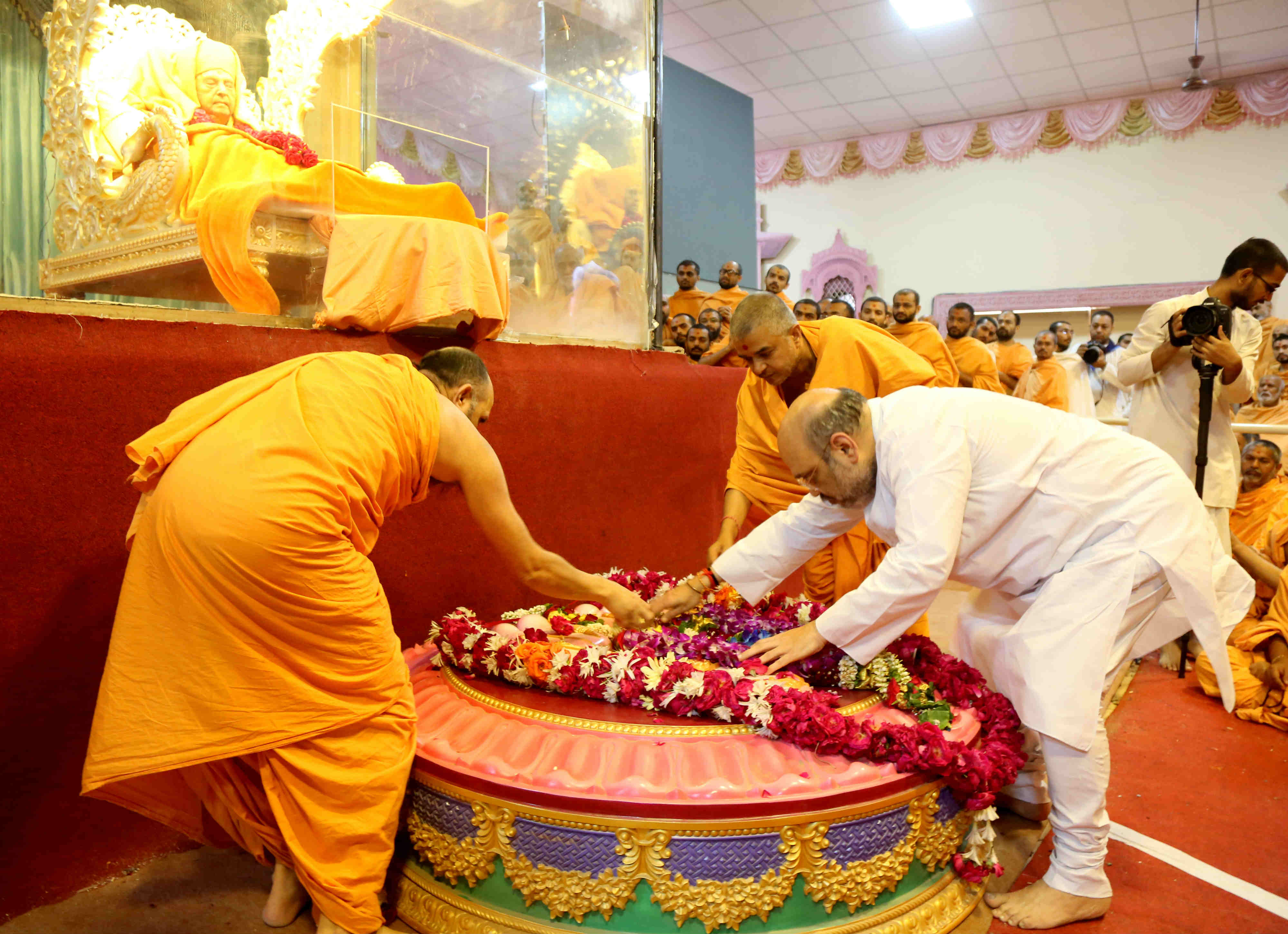 BJP National President, Shri Amit Shah paying last respect to HH Pramukh Swami ji Maharaj in Sarangpur, Gujarat August 17, 2016