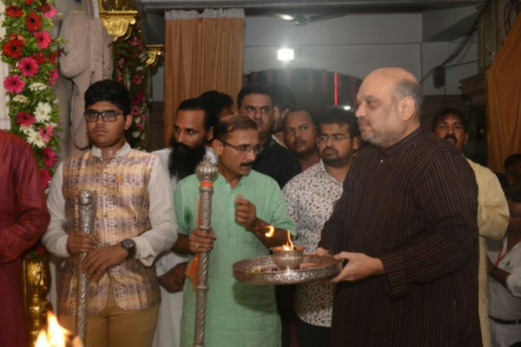 BJP National President, Shri Amit Shah performing Mangla Aarti at Jagannath Temple, Ahmedabad on 25 June 2017