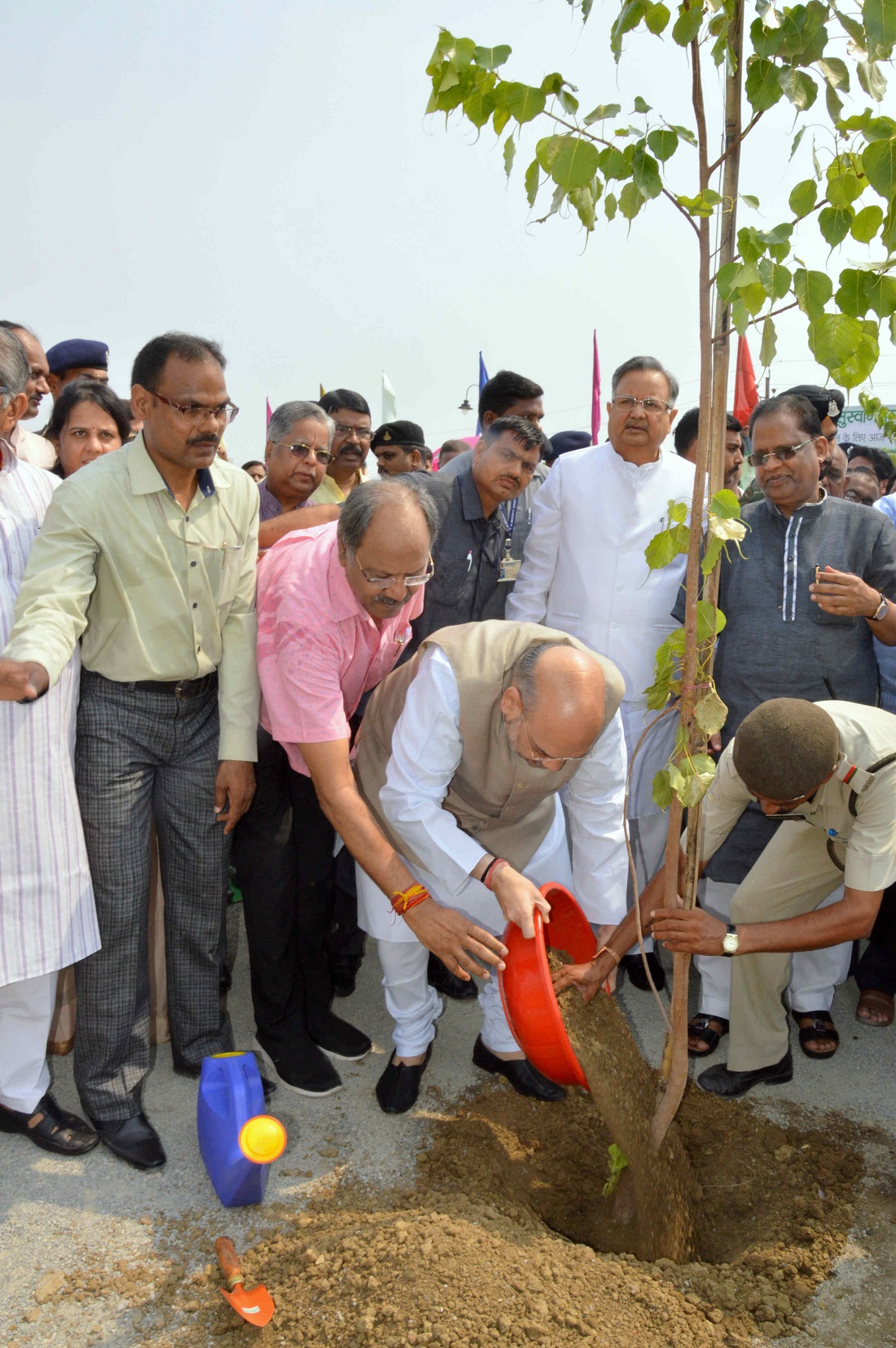 BJP National President, Shri Amit Shah planting Peepal tree in Katora Talab, Raipur Chhattisgarh on 10 June 2017