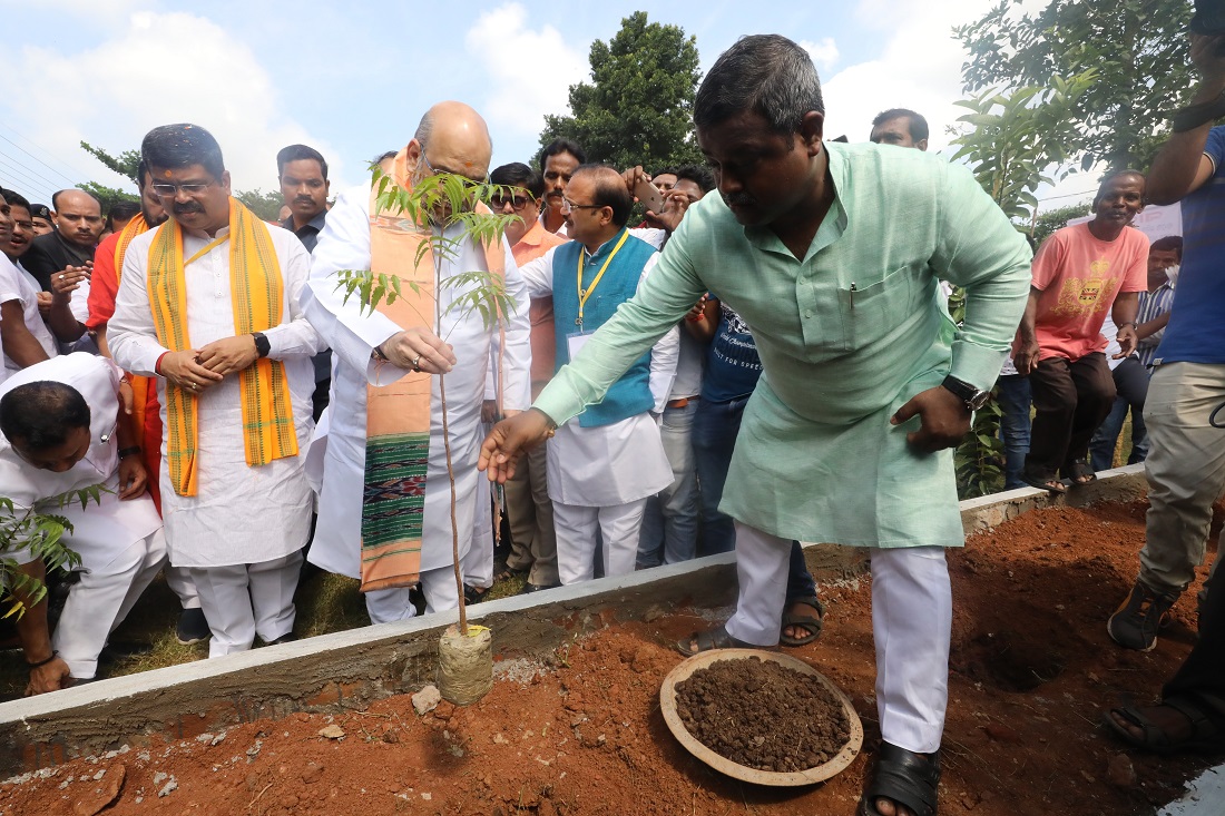 BJP National President, Shri Amit Shah planting sapling of Neem tree at Saraswati Shishu Mandir, Bhubaneswar, Odisha on 08 sep 2017