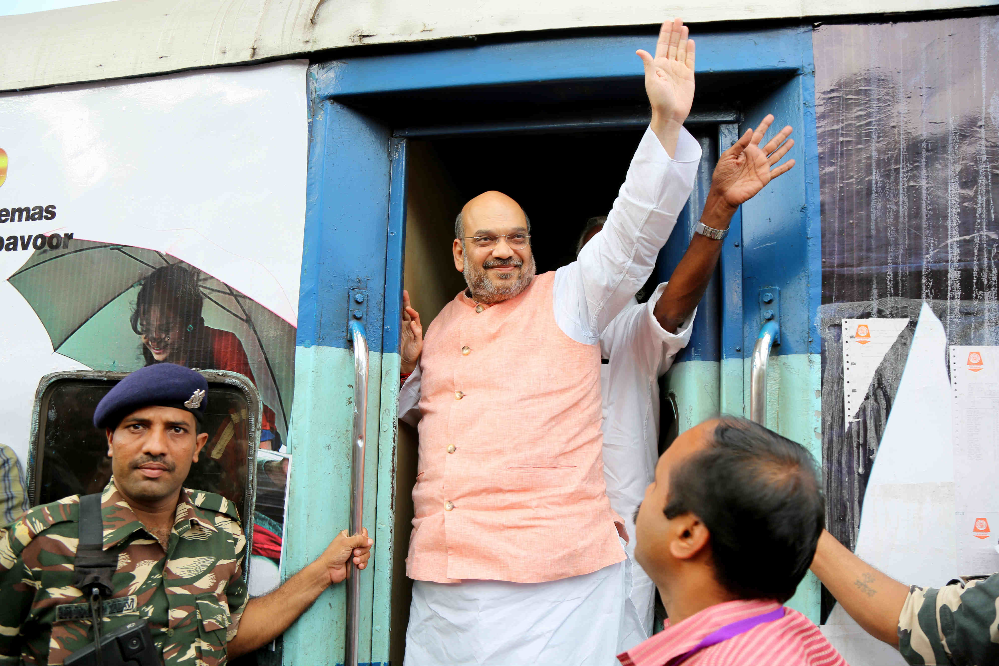 BJP National President Shri Amit Shah received huge reception at several railway stations while travelling from Kozhikode to Aluva, Kochi on September 26, 2016