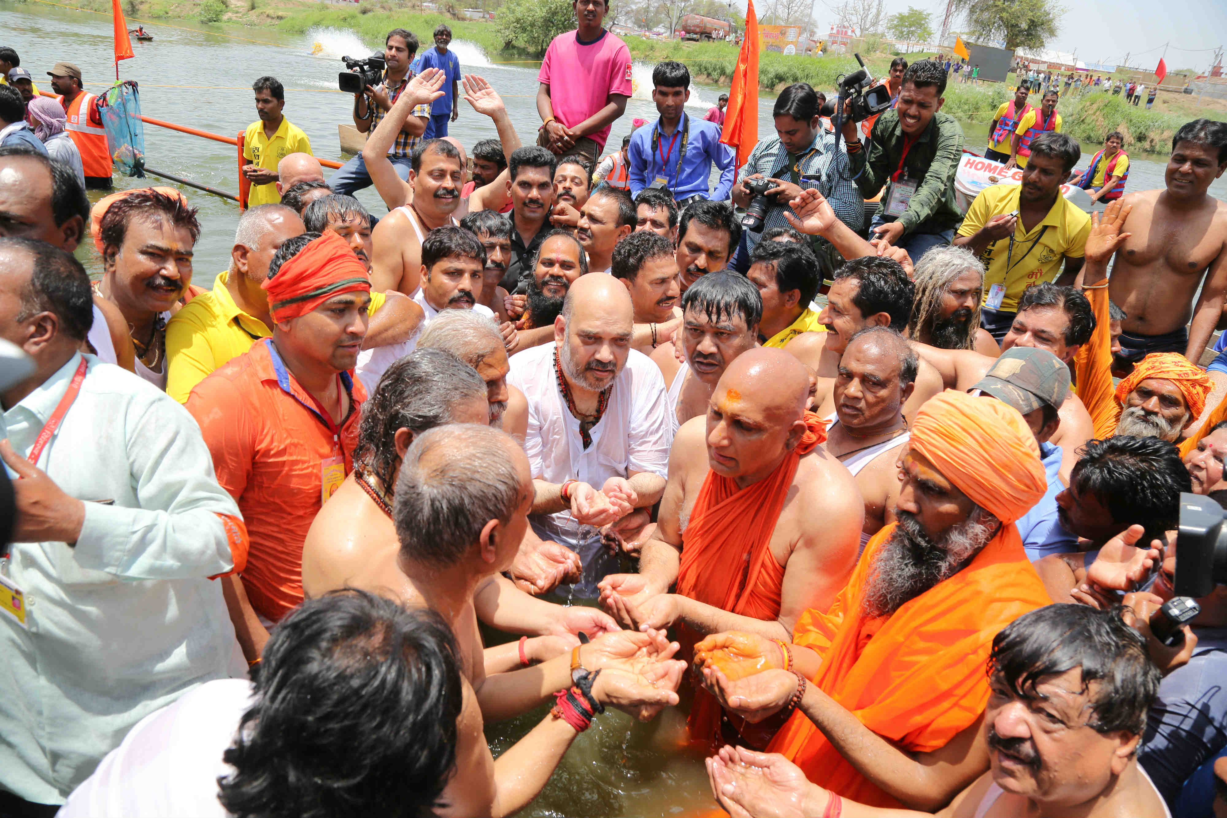 BJP National President, Shri Amit Shah taking holy dip at Ujjain Simhastha Mahaparv on May 11, 2016