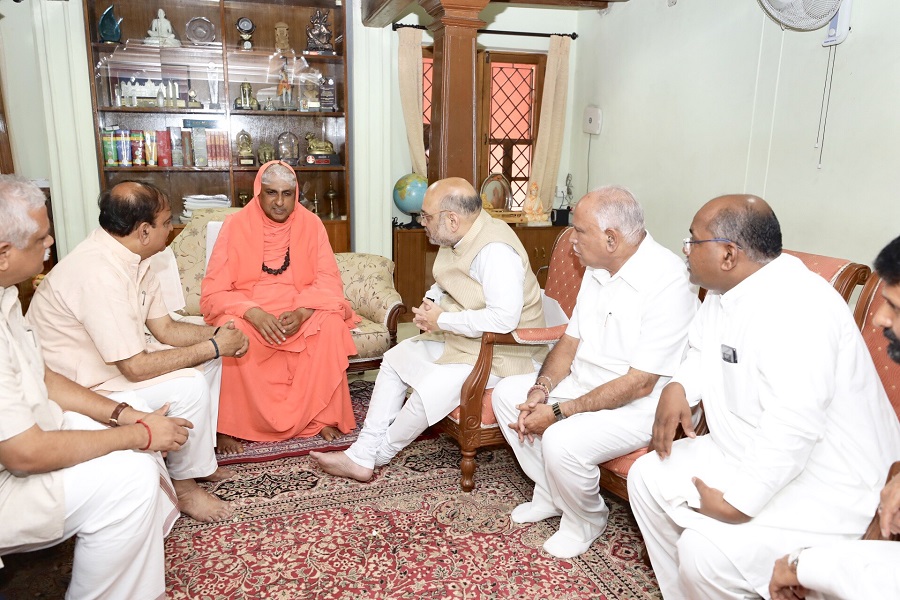 Photographs : BJP National President, Shri Amit Shah took blessings of Sri Shivarathri Deshikendra Mahaswamiji of Sri Suttur Mutt in Mysuru (Karnataka)