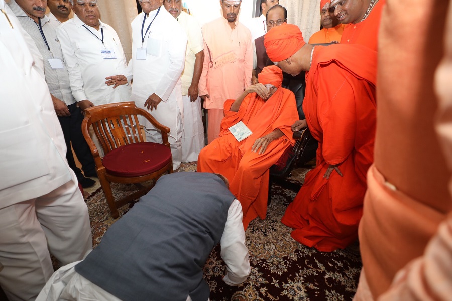 Photographs : BJP National President, Shri Amit Shah took blessings of Sri Sri Sri Shivakumara Swamiji of Siddhaganga Mutt, Tumakuru (Karnataka)