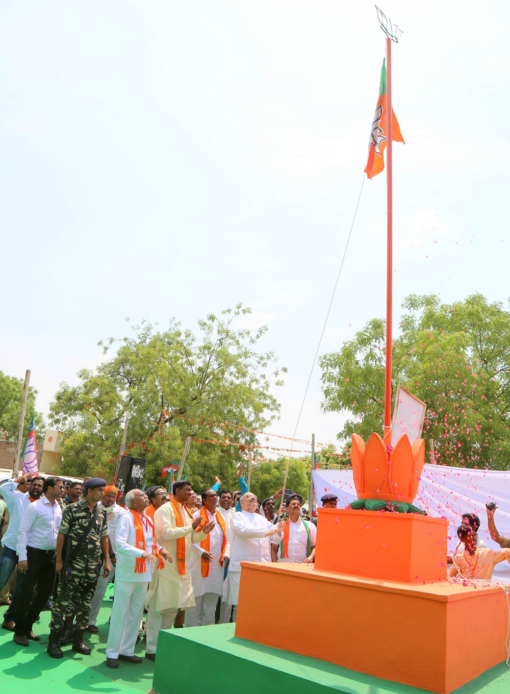 BJP National President, Shri Amit Shah unfurled Party flag and unveiled the statue of Late Shri Gundagoni Mysaiah ji in Theratpally Village, Nalgonda Telangana on 22 May 2017