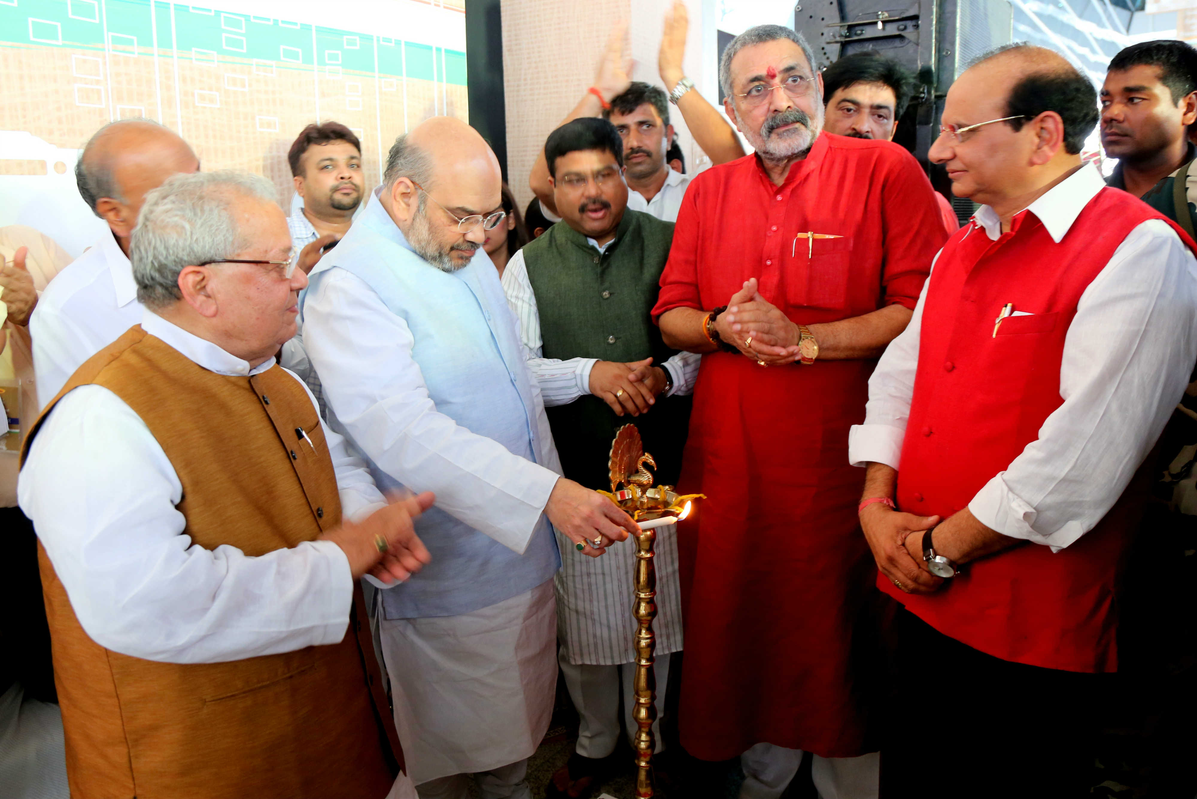 BJP National President, Shri Amit Shah unveiling World's Largest Wooden Charkha at IGI Airport, New Delhi on July 05, 2016