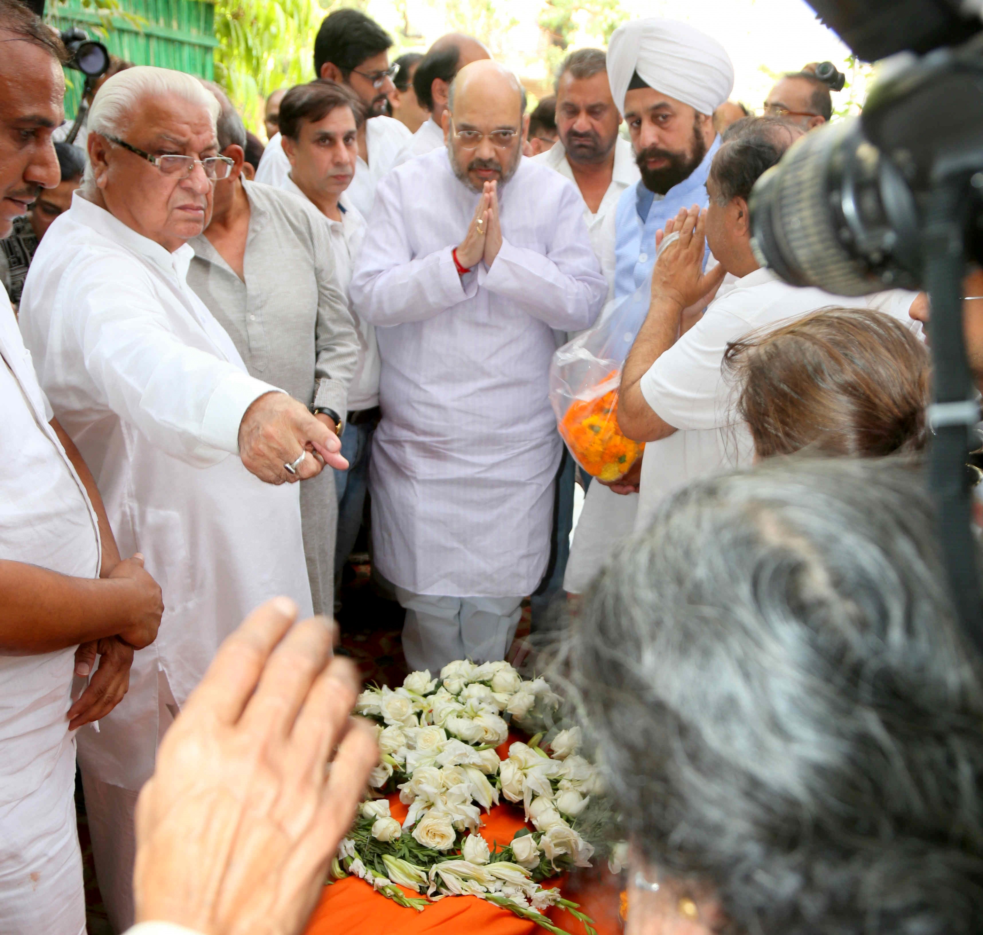 BJP National President, Shri Amit Shah visited residence of Late Balraj Madhok Ji and paid his tribute to him on May 02, 2016