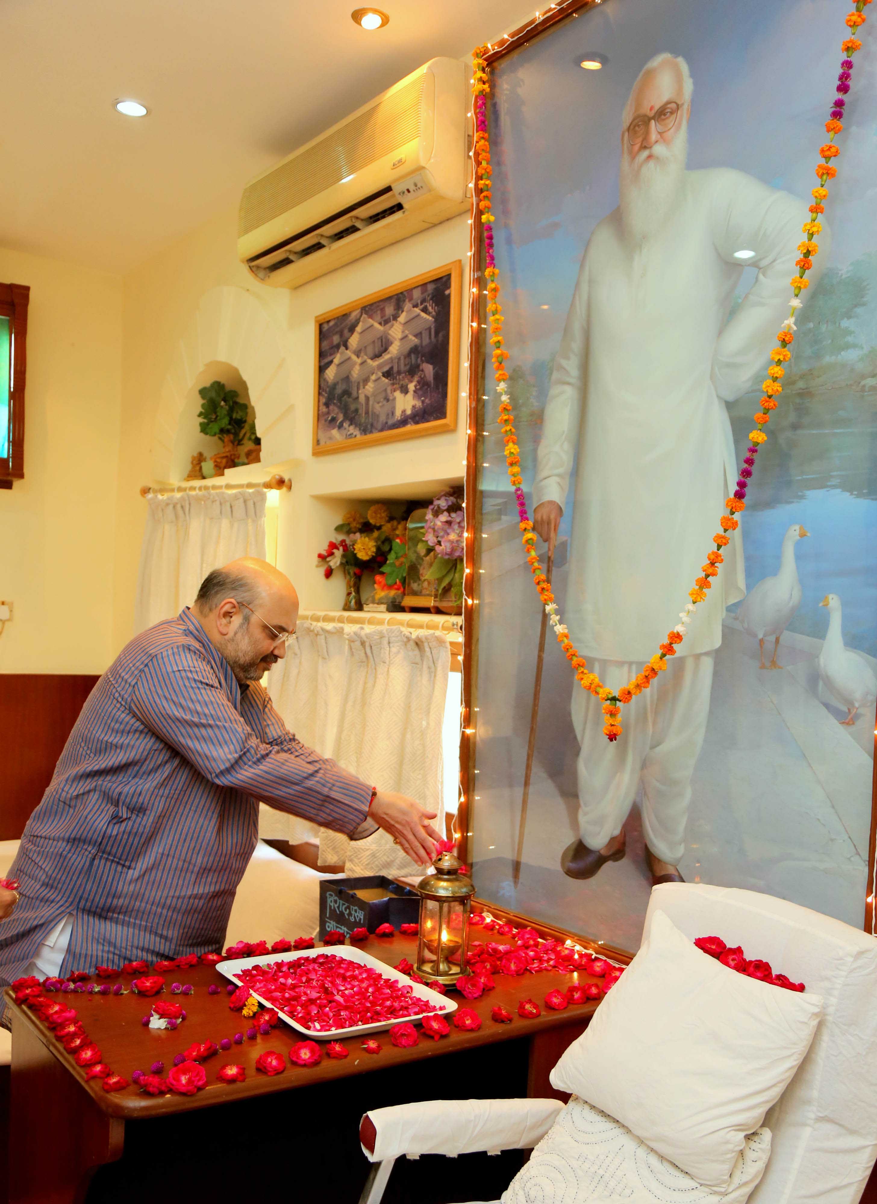 BJP National President, Shri Amit Shah visited 'Siyaram Kuteer' residence of Late Shri Nanaji Deshmukh & paid floral tribute to him on November 14, 2015