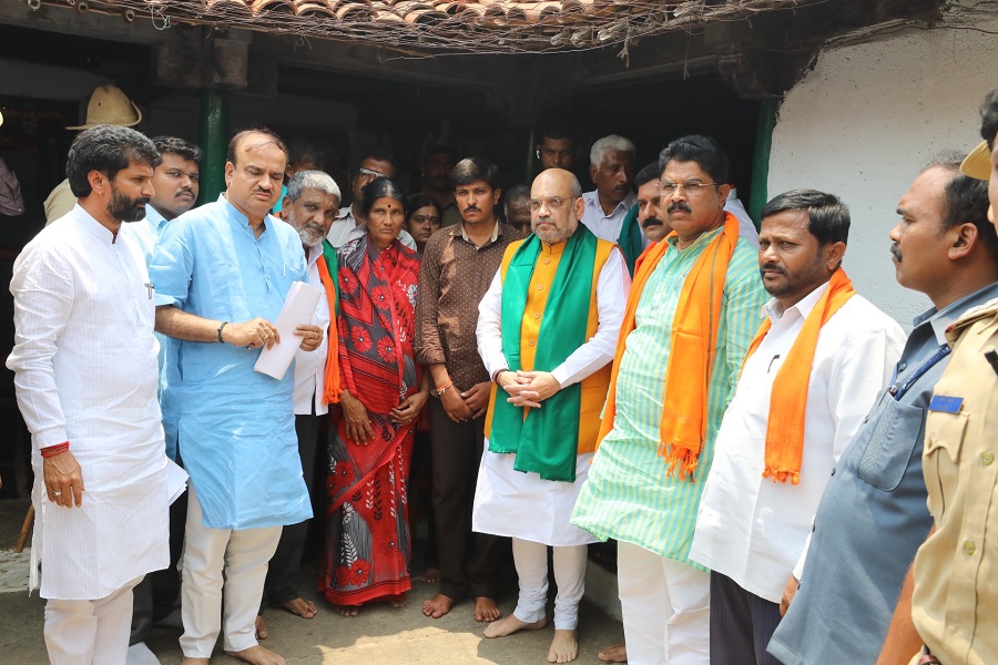  Photographs : BJP National President, Shri Amit Shah visited the home of Late Shri Rajendrappa ji and paid condolence to the bereaved family in Karnataka