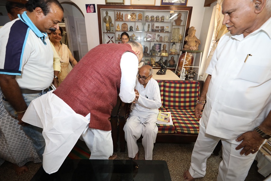 Photographs : BJP National President, Shri Amit Shah visited the renowned Kannada writer, historian and scholar, Shri M. Chidanand Murthy ji's home in Vijayanagar, Bengaluru (Karnataka)