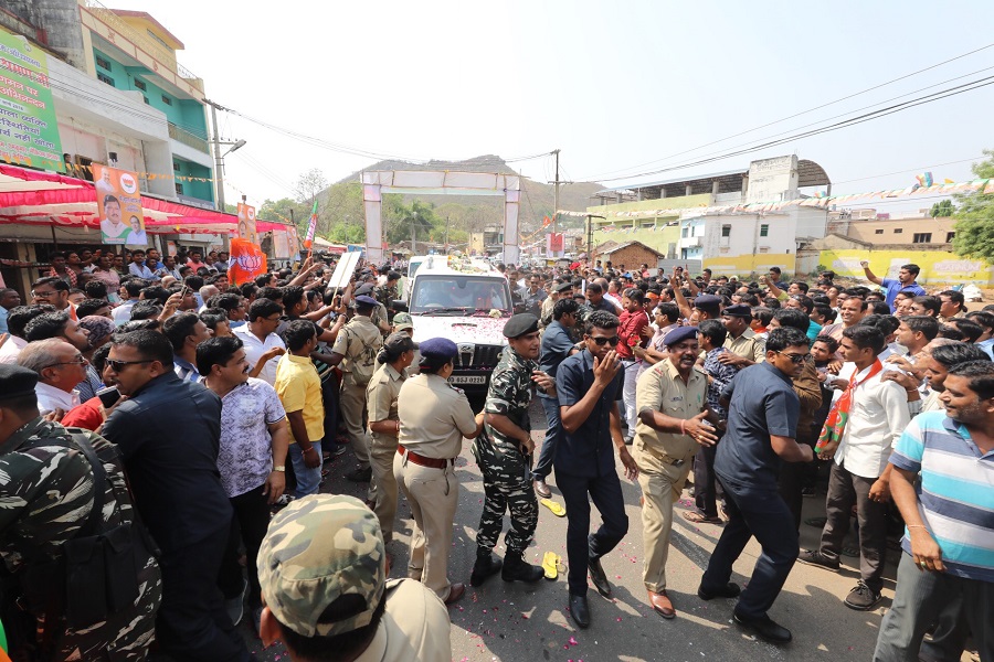 Photographs : BJP National President, Shri Amit Shahji's rousing welcome on his way to Bolangir, Bhawanipatna (Odisha)