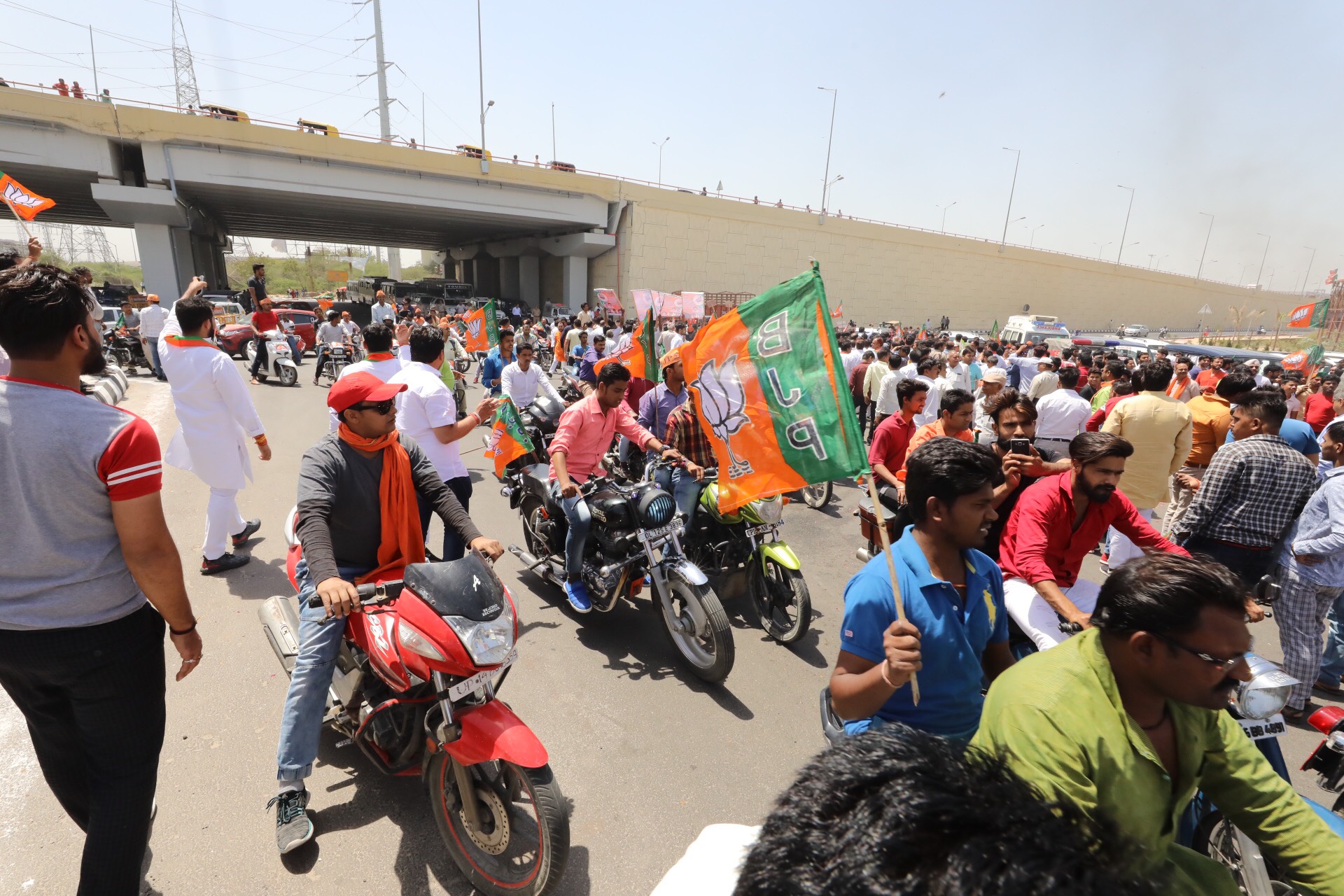 BJP National President Shri Amit Shah's rousing welcome on his arrival at Ghaziabad, Uttar Pradesh