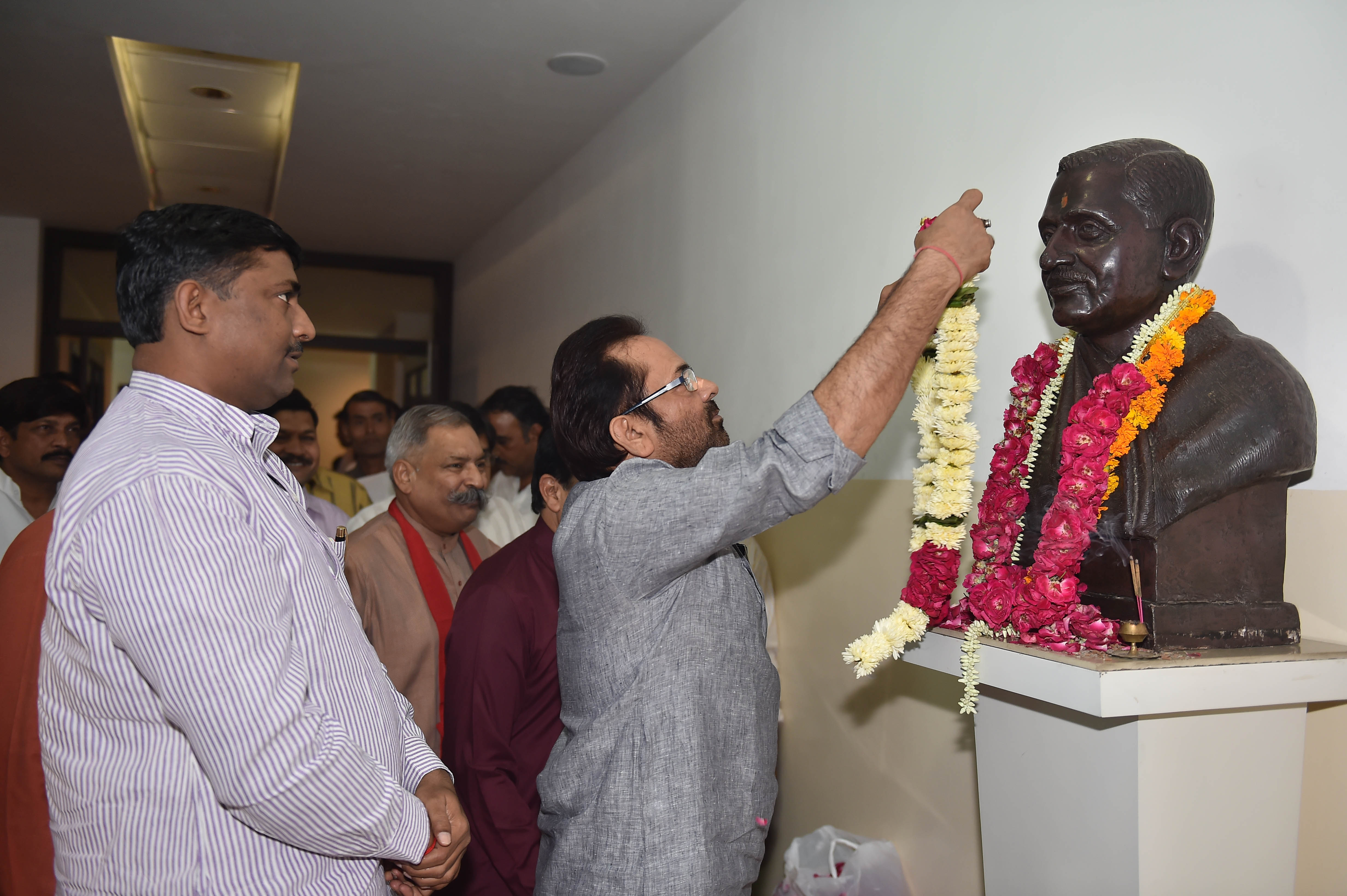 BJP National Vice President, Shri Mukhtar Abbas Naqvi & BJP National General Secretary,Shri P. Muralidhar Rao giving floral tribute to Pt. Deendayal Upadhyay on Birth Anniversary at 11, Ashoka Road on September 25, 2014