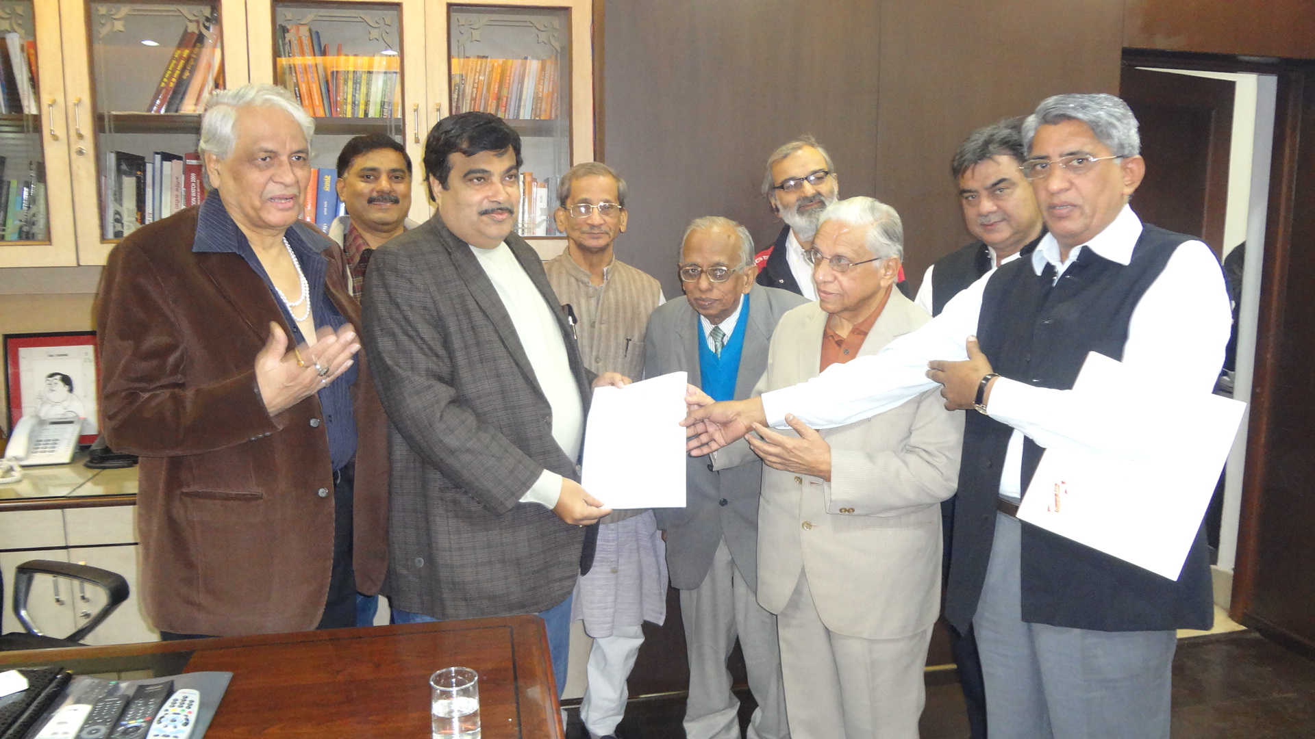 BJP President, Shri Nitin Gadkari receiving a delegation of the confederation of newspapers and news agency employee''s organisations at 13, Teen Murthi Lane, New Delhi on December 13, 2011