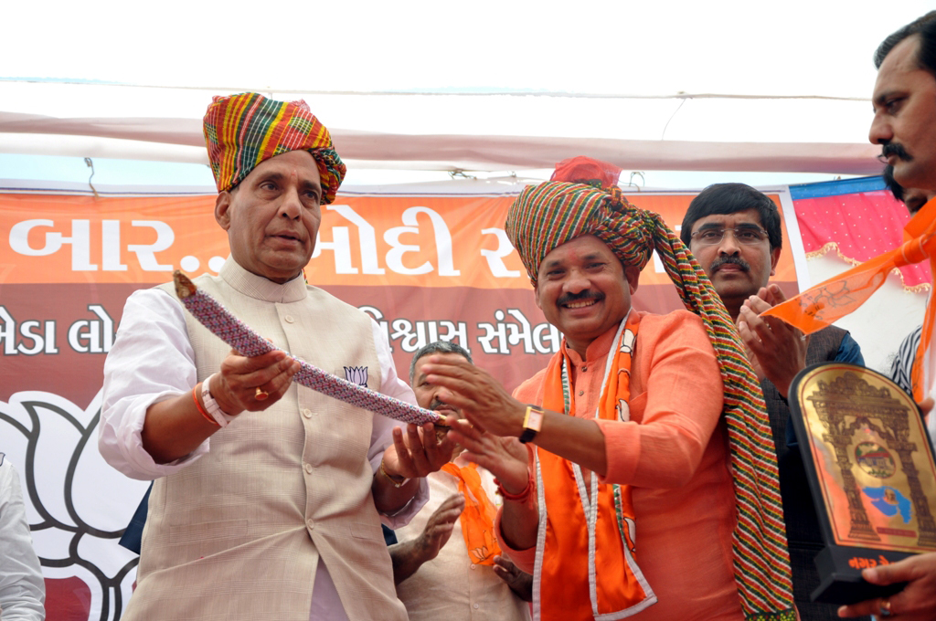 BJP President, Shri Rajnath Singh addressing a public meeting at Kheda, Gujarat on April 24, 2014