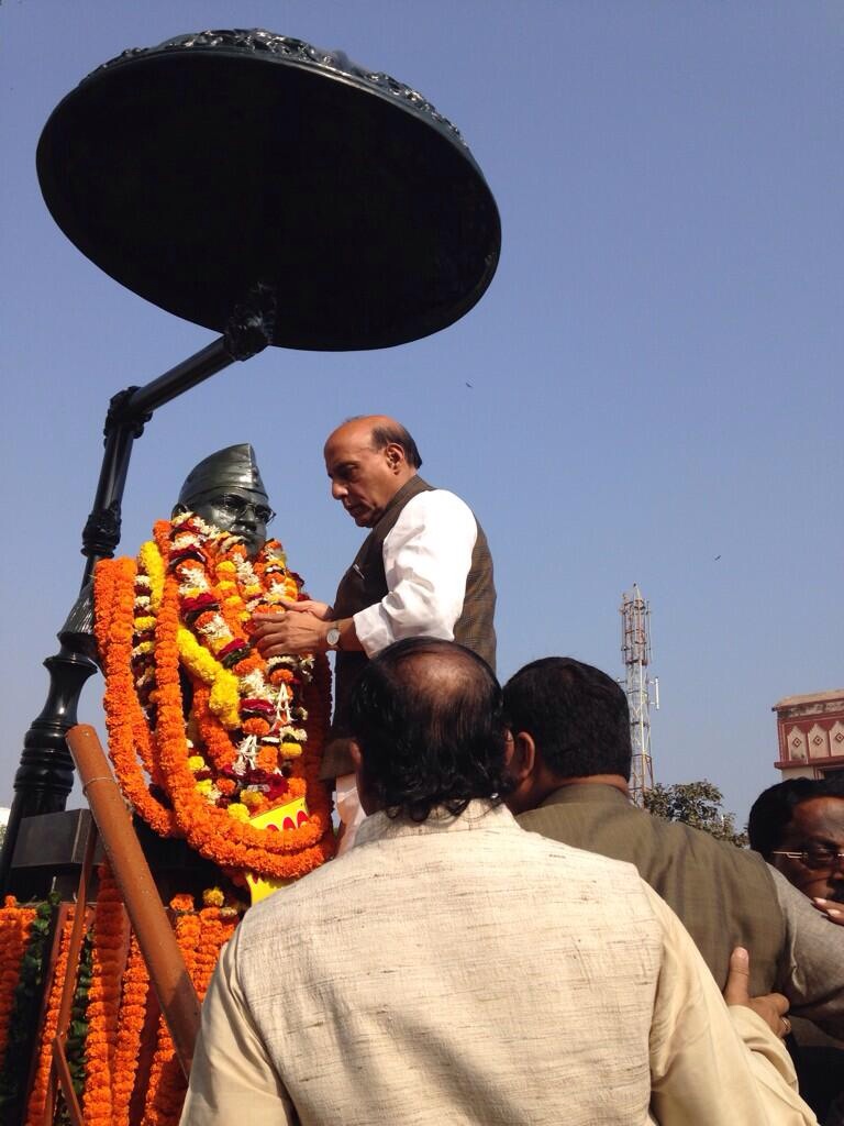 BJP President, Shri Rajnath Singh paying tribute to Netaji Subhash Chandra Bose on his Birth Anniversary at Odia Bazar in Cuttack on January 23, 2014