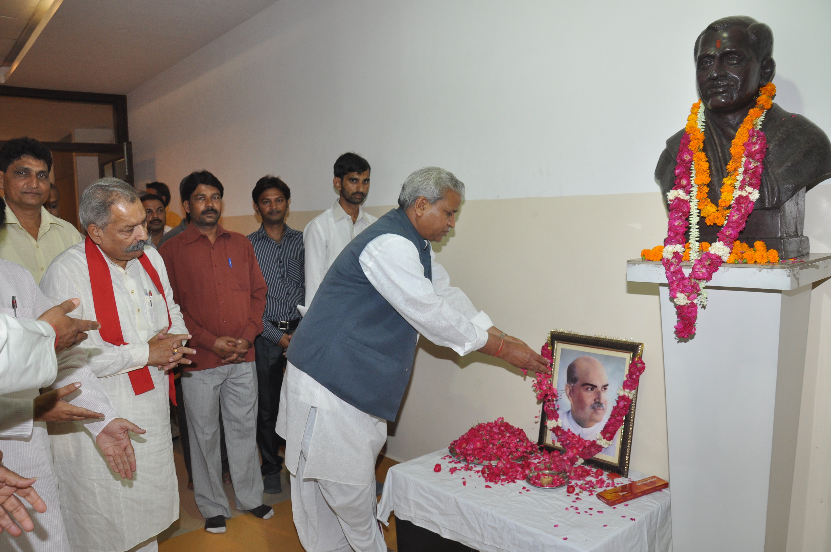 BJP Senior leaders giving floral tribute to Dr Shyama Prasad Mukherjee on Balidan Diwas at 11, Ashoka Road on June 23, 2014