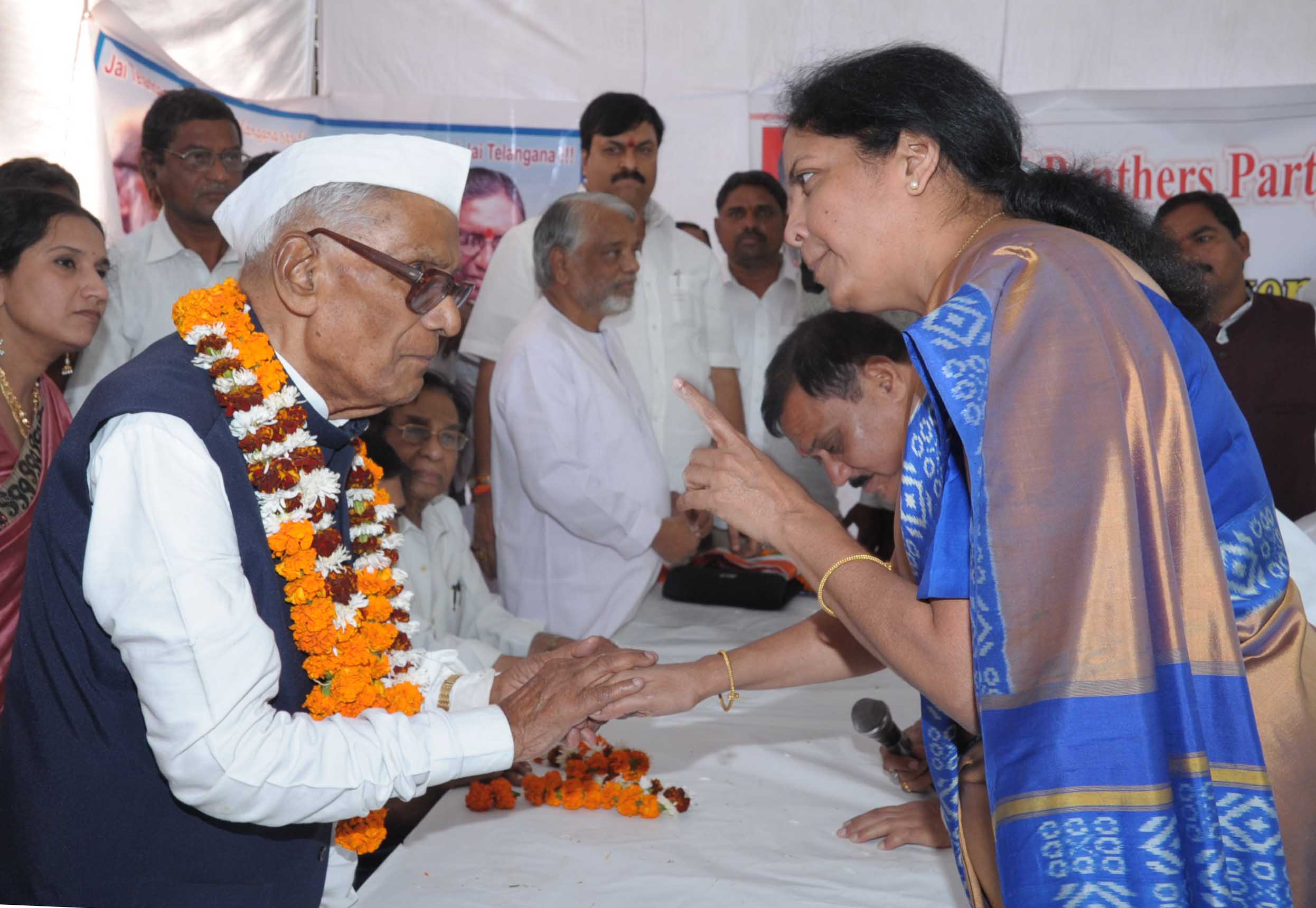 BJP National Spokesperson, Smt. Nirmala Sitharaman with Freedom Fighter, Shri Konda Laxman Bapuji during his Satyagraha at Jantar Mantar on November 03, 2011