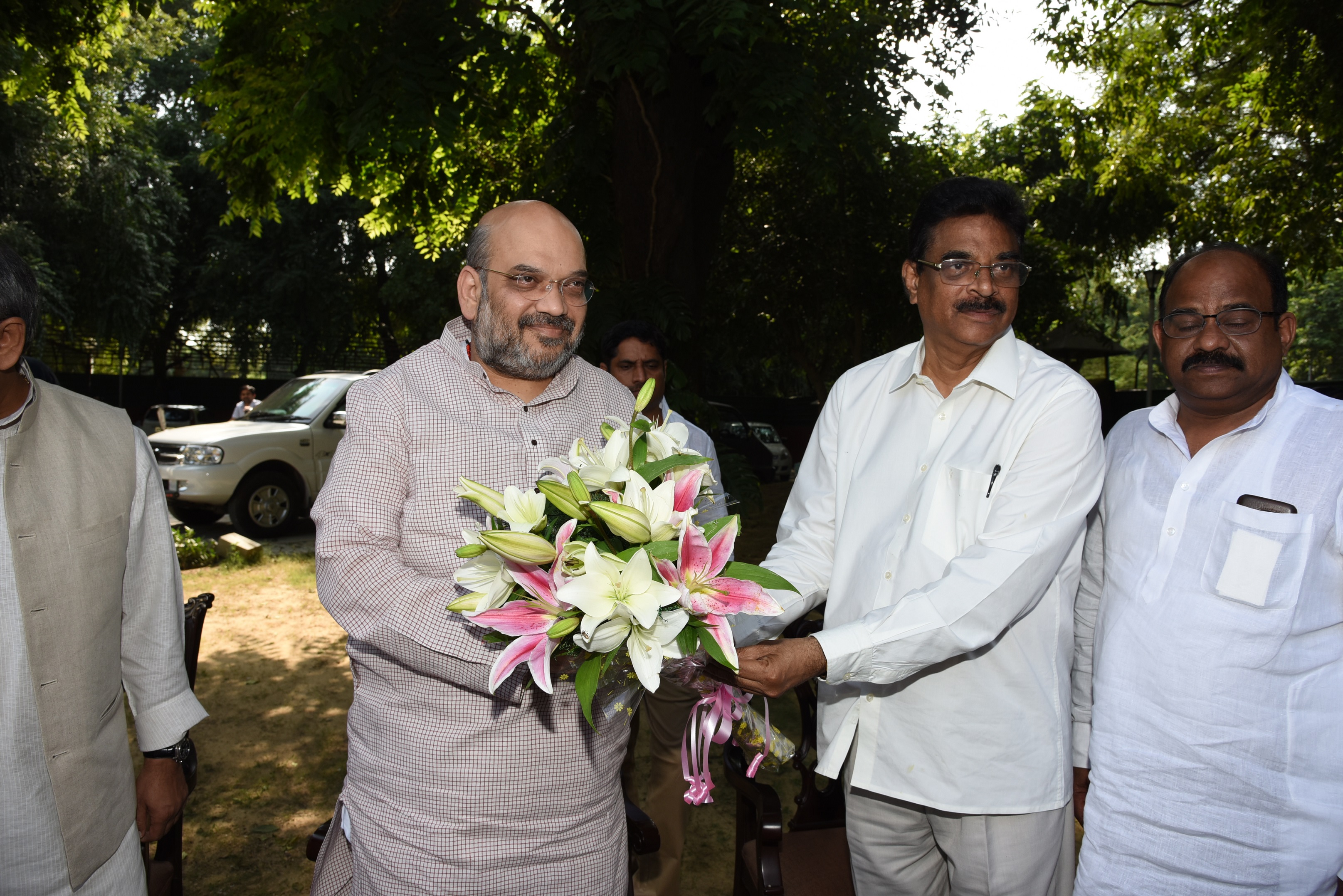 Delegation led by BJP Andhra Pradesh President Dr. K Hari Babu felicitating Hon BJP National President Shri Amit Shah over special package announced to Andhra Pradesh on September 10, 2016