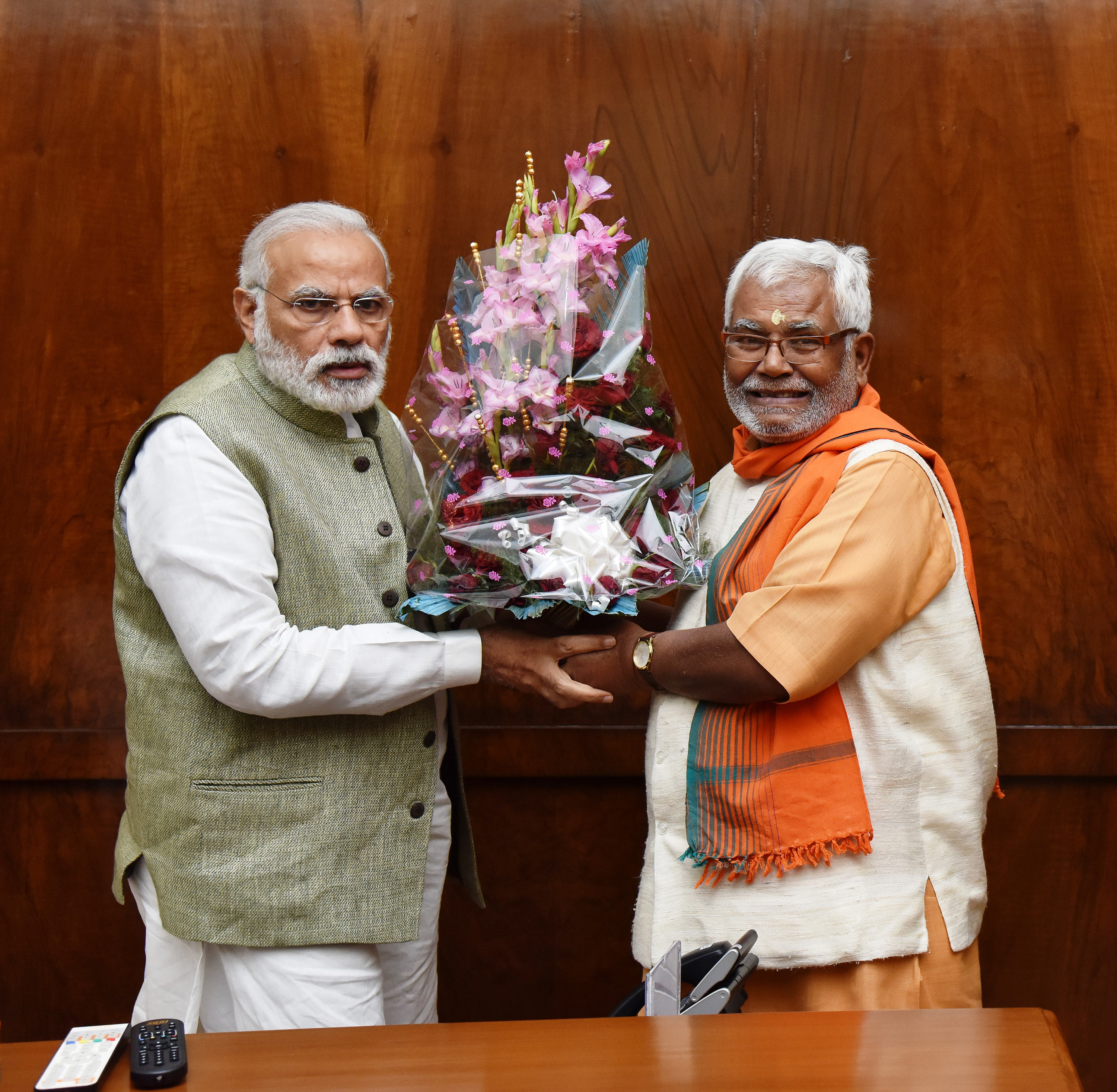 Delegation of OBC MPs led by BJP National Gen Secretary, Shri Bhupendra Yadav & Shri Hukumdev Narayan (MP) met Hon’ble PM, Shri Narendra Modi and thanks him for giving constitutional status to the OBC Commission on March 29, 2017