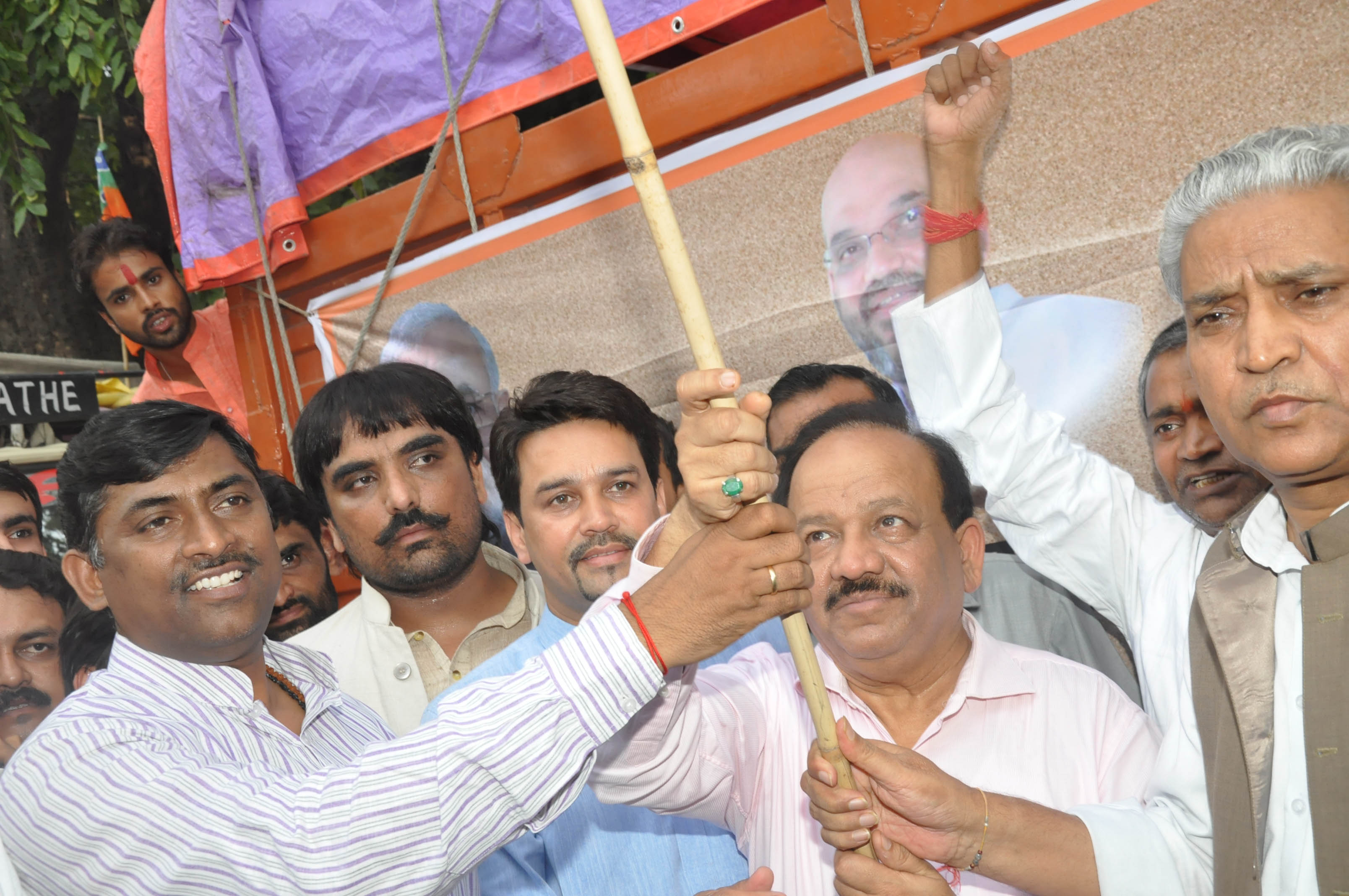 Dr. Harshvardhan, Shri Ramlal, Shri P. Muralidhar Rao & Shri Anurag Thakur flagging off Flood Relief Material [For J&K Flood Victims] from 11, Ashoka Road, New Delhi on September 16, 2014