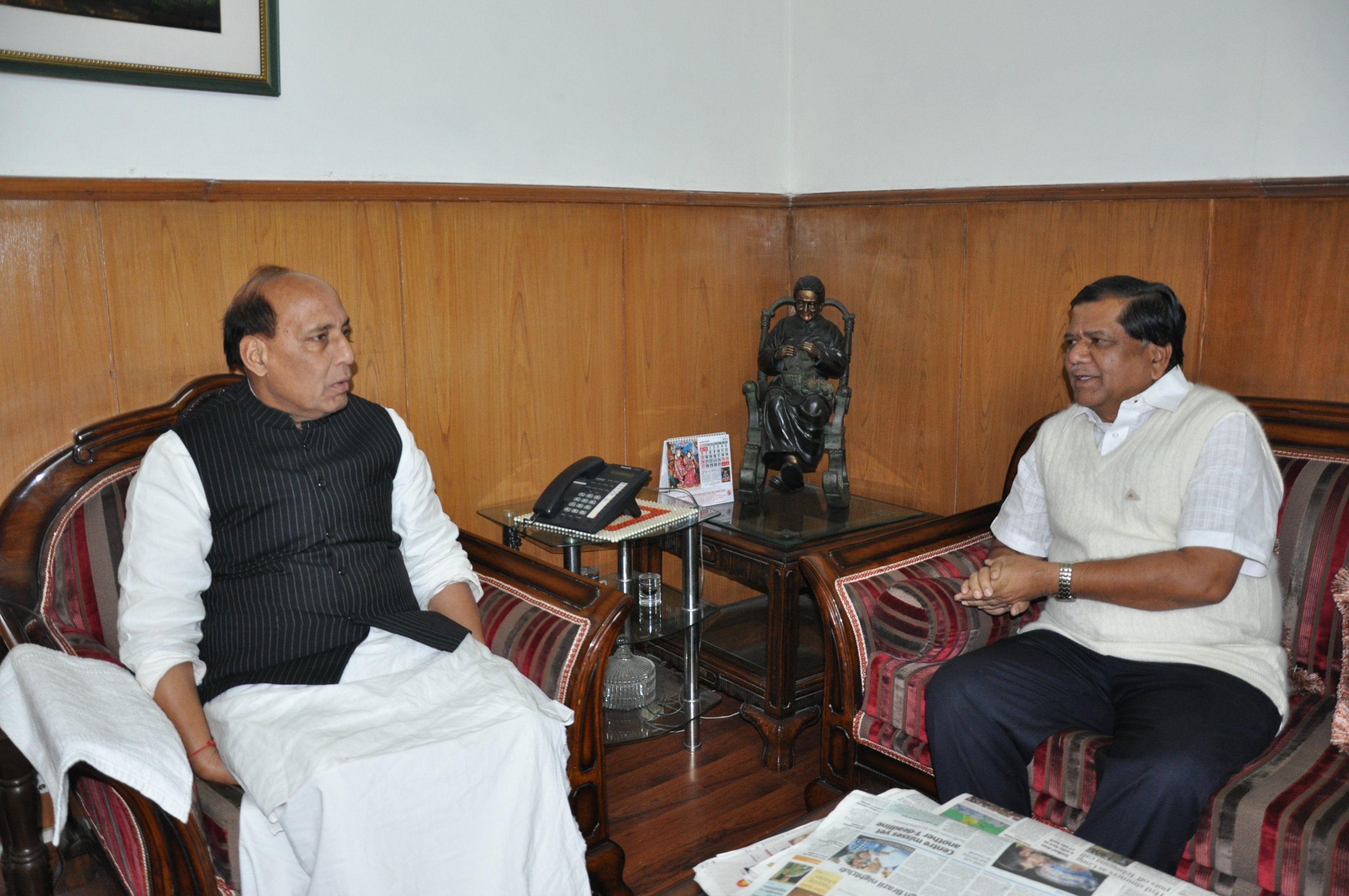 BJP National President, Shri Rajnath Singh being congratulated by Karnataka Chief Minister, Shri Jagadish Shettar at 38, Ashoka Road, New Delhi on January 28, 2013