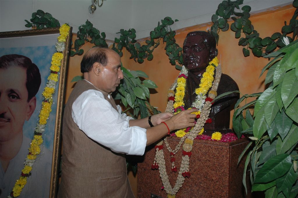 BJP National President, Shri Rajnath Singhji garlanding the statue of Pt. Deendayalji on his Birth Anniversary on September 25, 2009