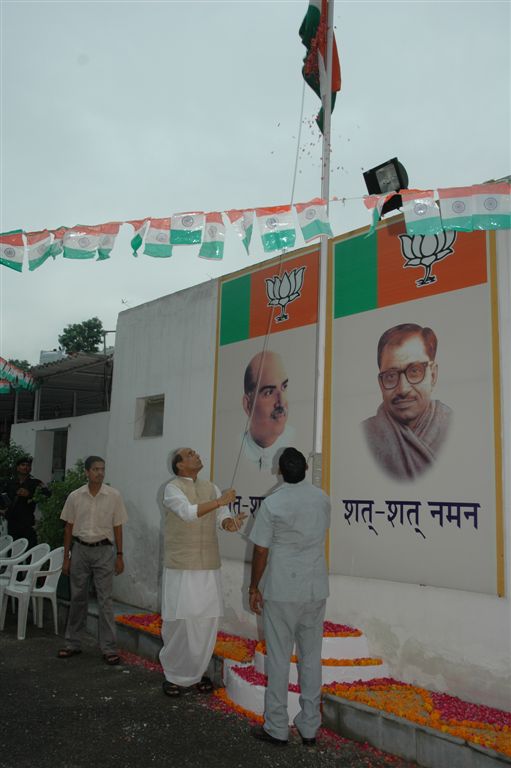 BJP National President Shri Rajnath Singh hoist the National Flag on 15thAugust Independence Day at 11, Ashoka Road on August 15, 2009