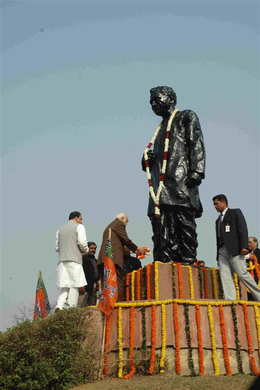 Shri L.K. Advaniji garlanding the statue of Pt. Deen Dayal Upadhyaya at Pt. Deen Dayal Upadhyaya Marg on February 11, 2009