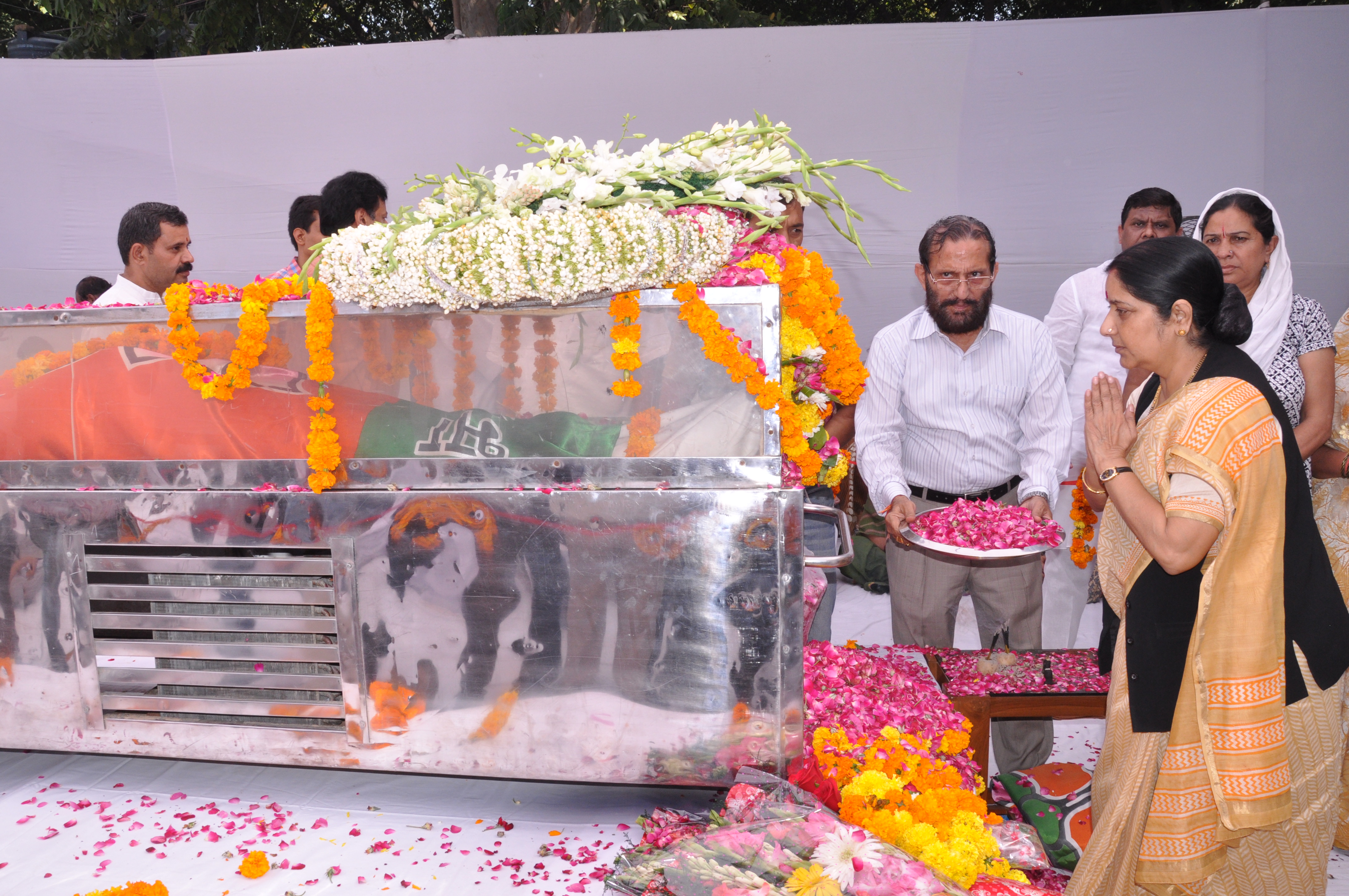 Leader of Opposition, Loksabha, Smt Sushma Swaraj and Leader of Opposition, Rajya Sabha, Shri Arun Jaitley paying Floral Tribute to Shri Kedar Nath Sahni at 11, Ashoka Road on October 4, 2012