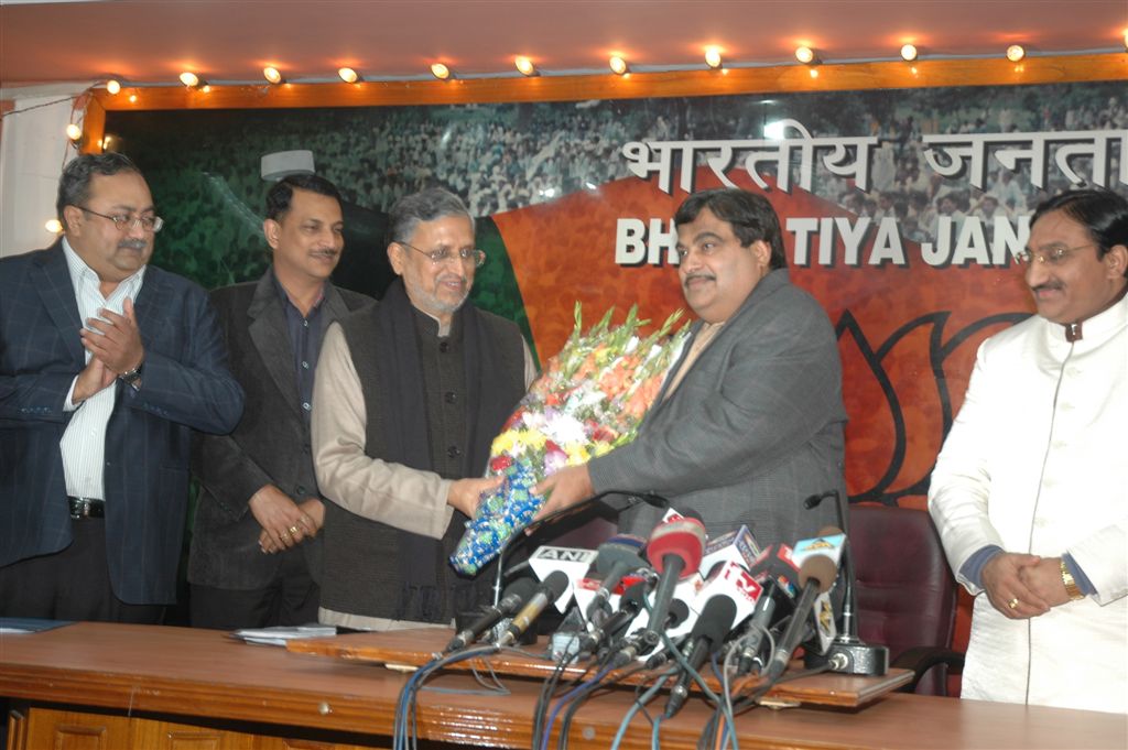 BJP National President Shri Nitin Gadkariji on felicitating the CM and FM for high growth rate of BJP ruled states on 6-1-2010