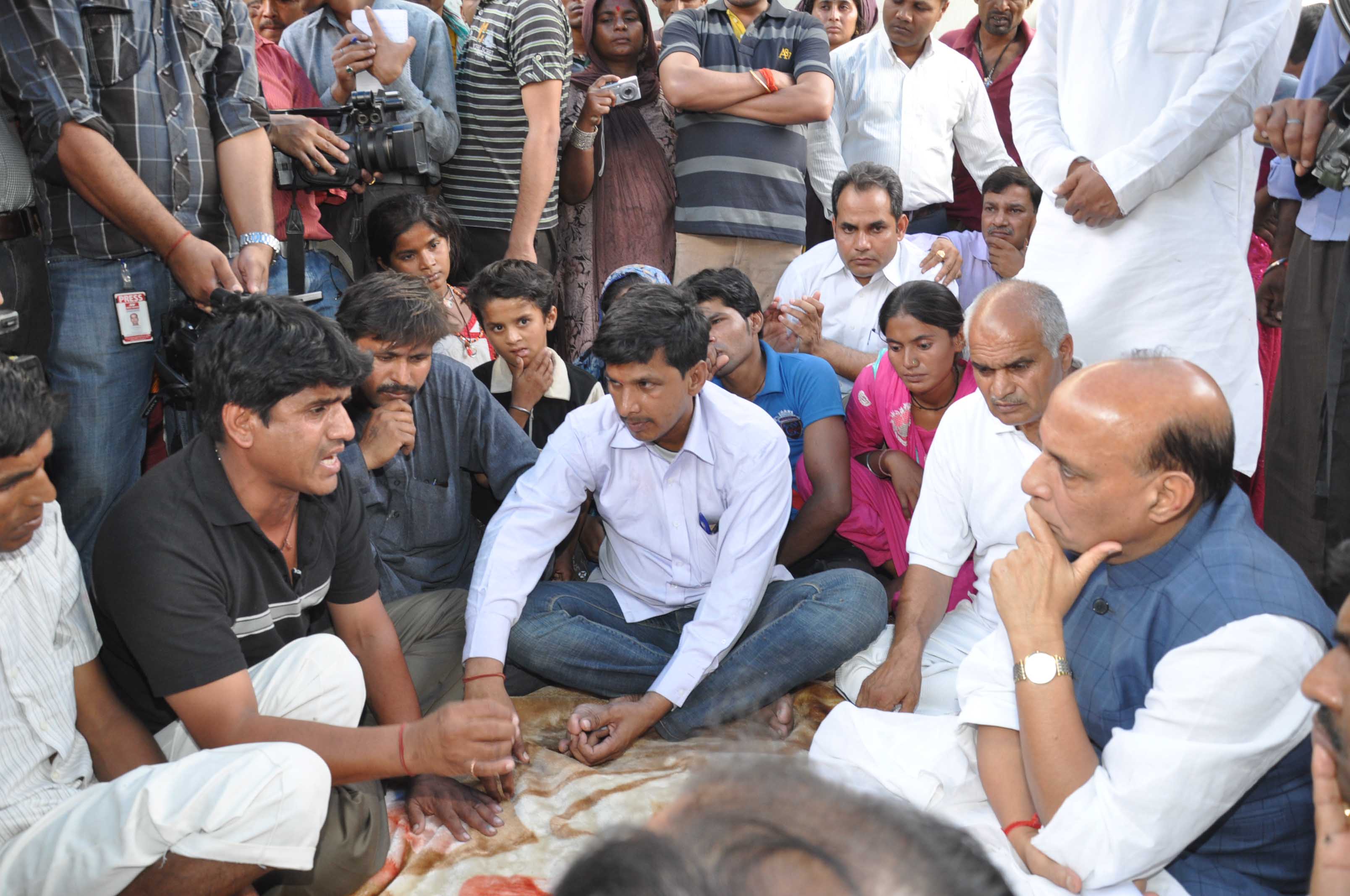 BJP National President, Shri Rajnath Singhji's meeting with Hindus from Pakistan at their camp in Bijwasan (Delhi) on April 28, 2013