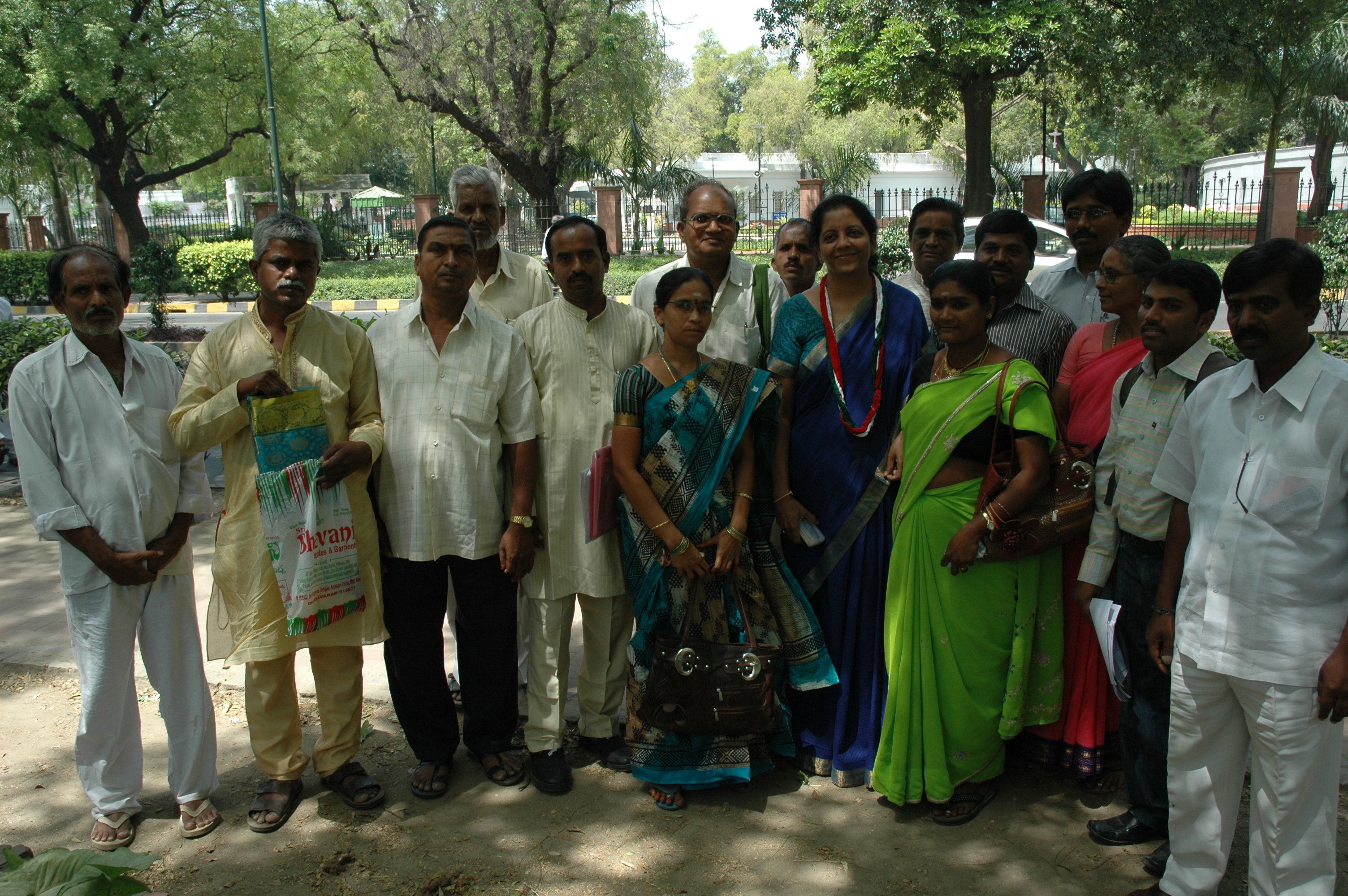 Delegation of handloom weavers from Andhra Pradesh led by Smt. Nirmala Sitharaman to meet Prime Minister on April 08, 2011