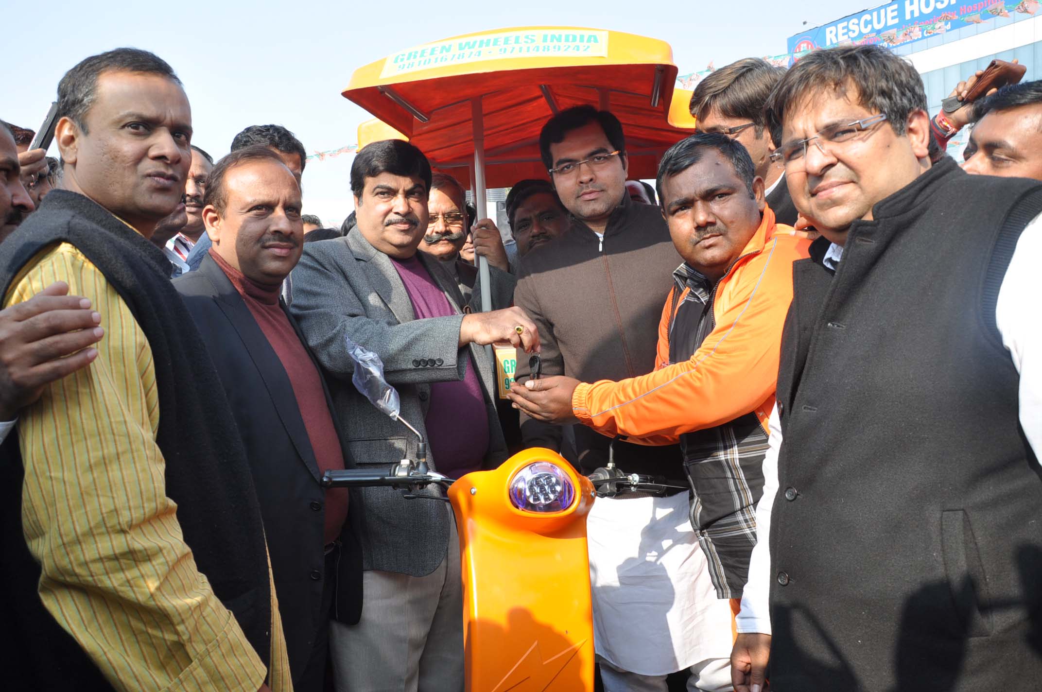 BJP National President, Shri Nitin Gadkari inaugurating ''''ATAL SWROJGAR ABHIYAN'''' in which E-RICKSHAWS given to Rickshawalas at Dwarka Sec 3, DDA Grounds, New Delhi on December 25, 2011