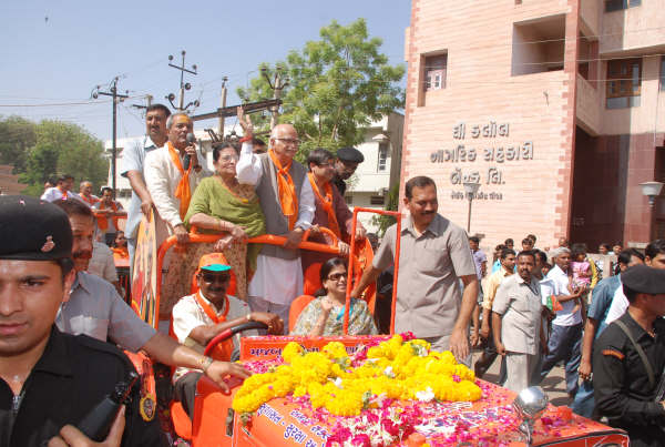 Shri L.K. Advaniji, in the road show during Lok Sabha Election campaign in Ahmedabad (Gujarat) on April 27, 2009