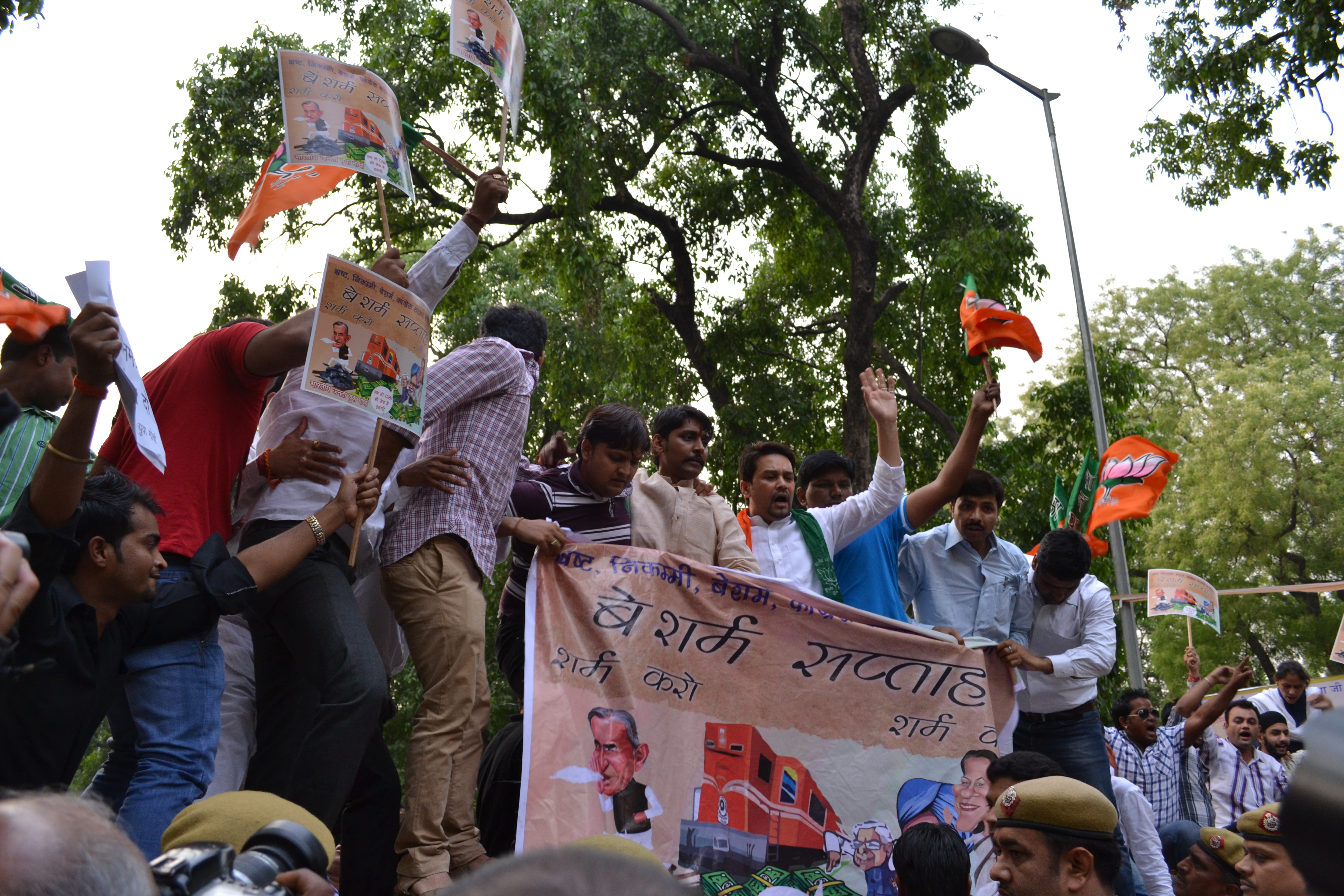 BJYM President, Shri Anurag Thakur protest outside Pawan Kumar Bansal's resience, New Delhi on May 06, 2013