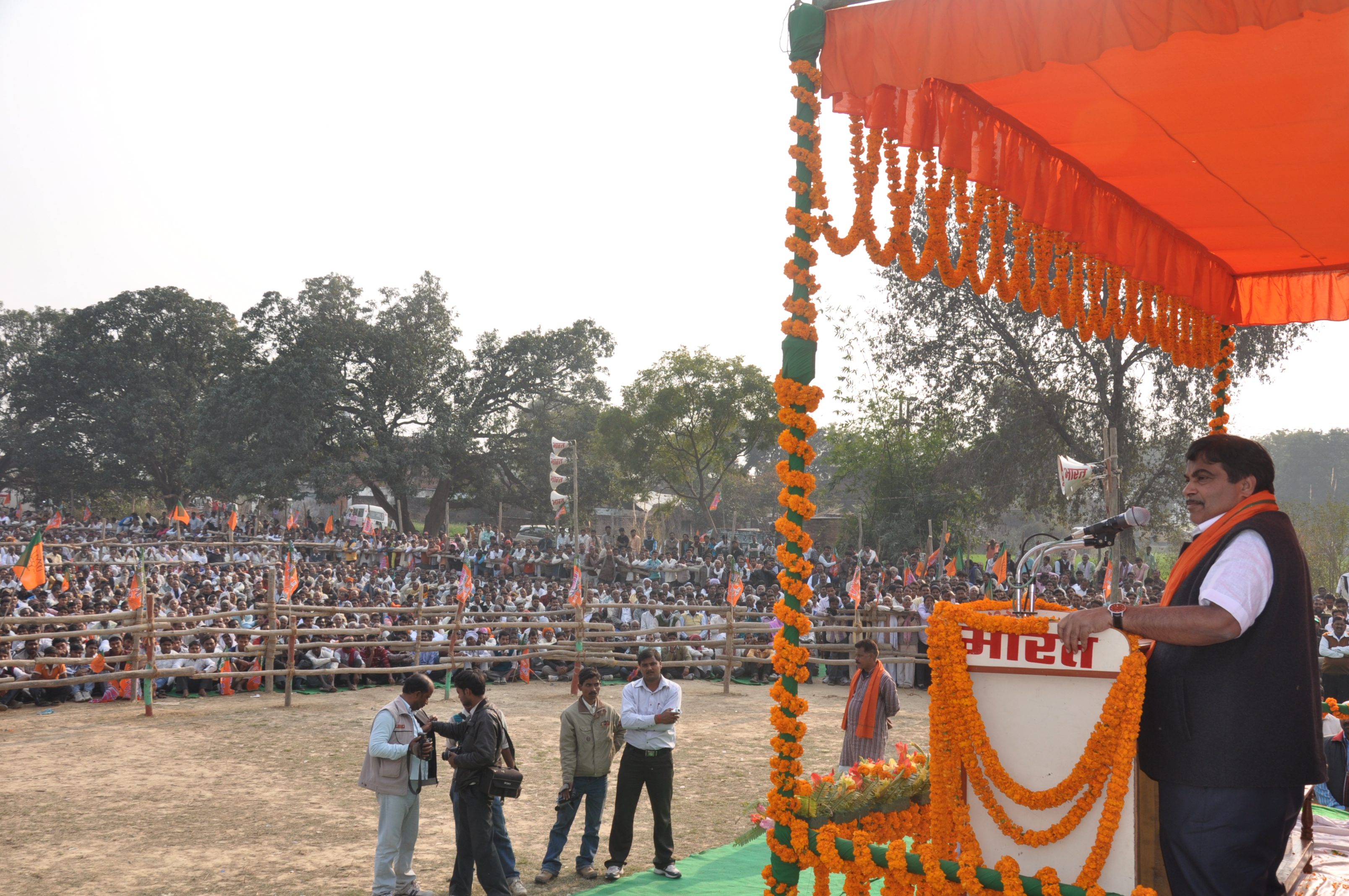 Shri Nitin Gadkari addressing a public meeting at Jafrabad Assembly on February 05, 2012