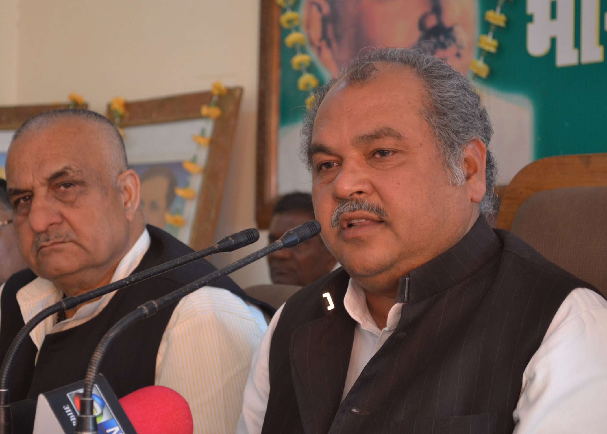 Shri Narendra Singh Tomar, National General Secretary addressing a press conference at BJP State Office, Lucknow on February 06, 2012