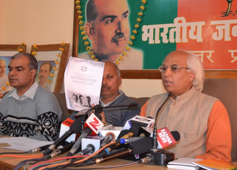 Shri Sudheendra Kulkarni addressing a press conference at Lucknow on January 28, 2012