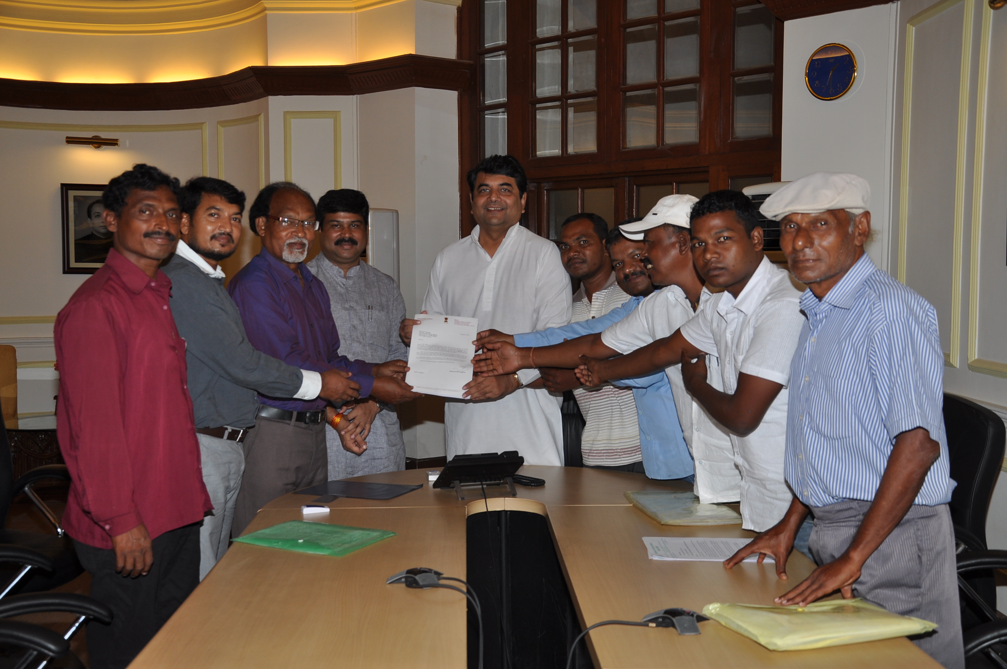 Shri Dharmendra Pradhan submits memorandum to MOS Home Affairs on August 22, 2013