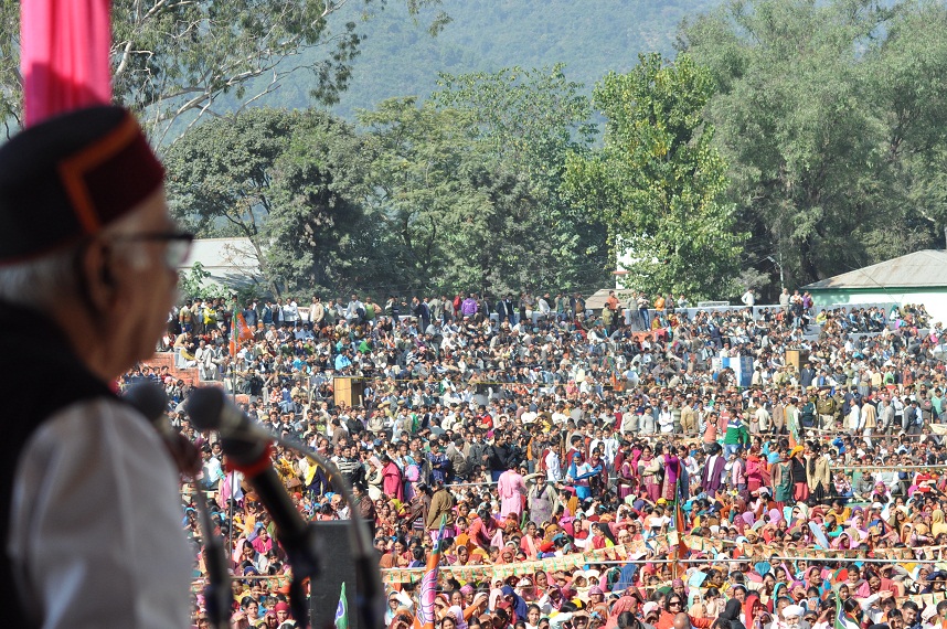 Shri L.K. Advani during Jan Chetna Yatra at Mandi (Himachal Pradesh) on November 16, 2011