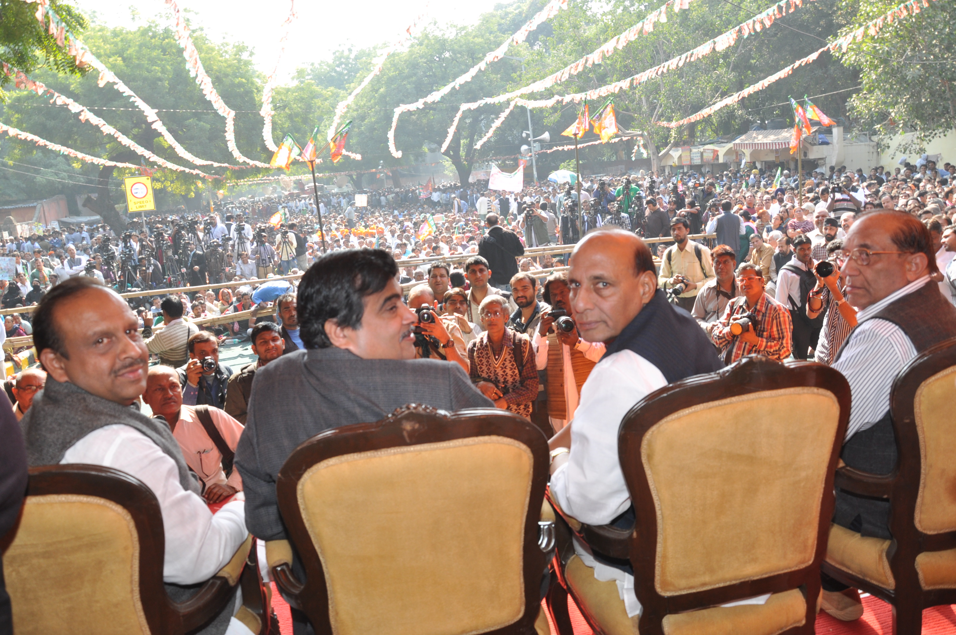 BJP National President Shri Nitin Gadkari and Former BJP President, Shri Rajnath Singh during protest against Corruption, FDI and Land Scam at Jantar Mantar on November 21, 2012