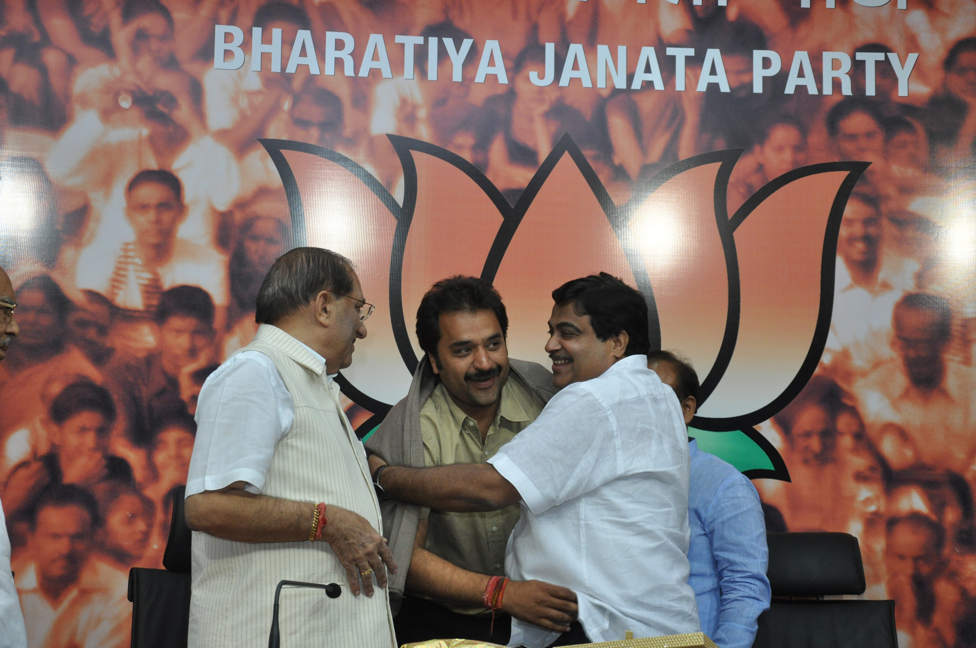 Shri Nitin Gadkari''s meeting with Haryana Janhit Congress Cheif Shri Kuldeep Bishnoi after grand success in Hissar bye election on October 21, 2011