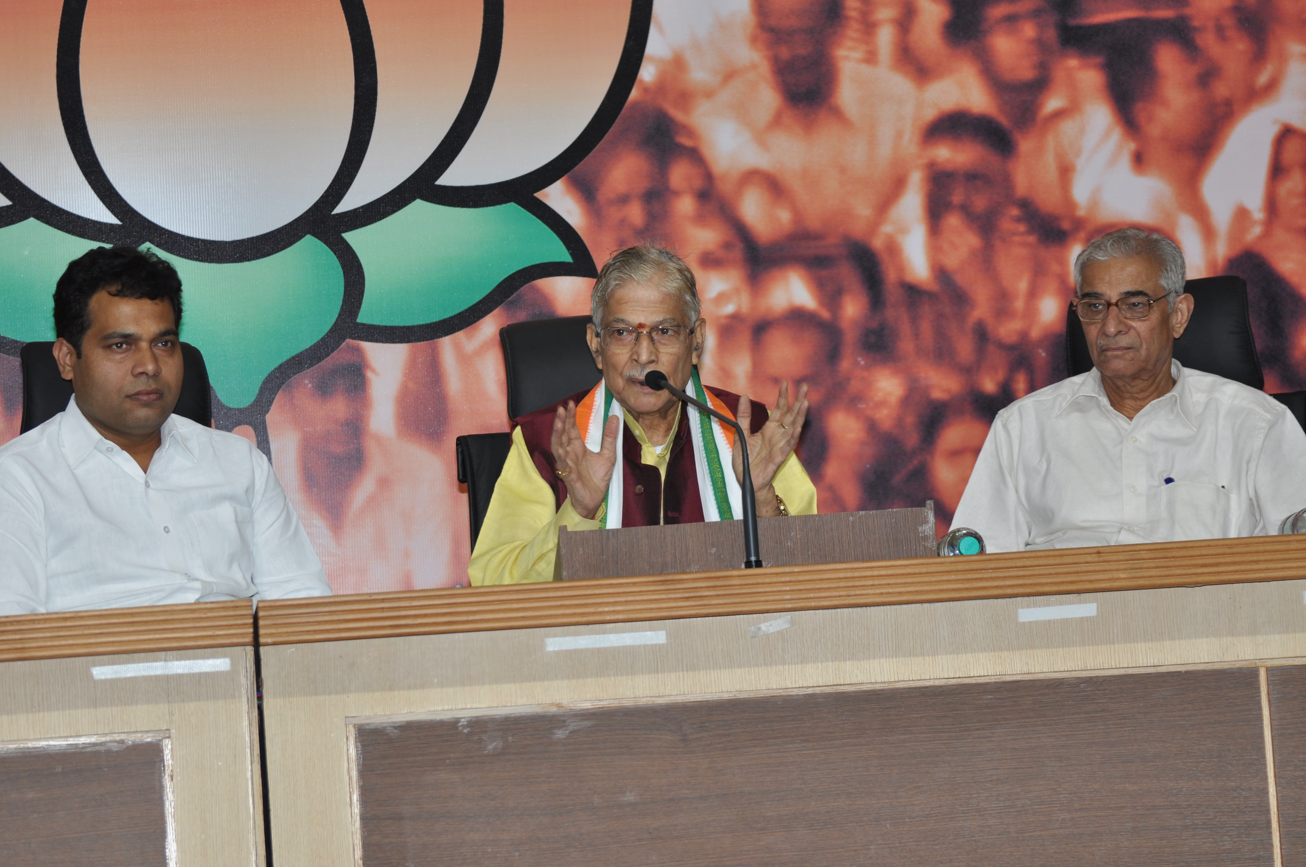 Shri M.M. Joshi addressing a press conference at 11, Ashoka Road, New Delhi on November 03, 2011