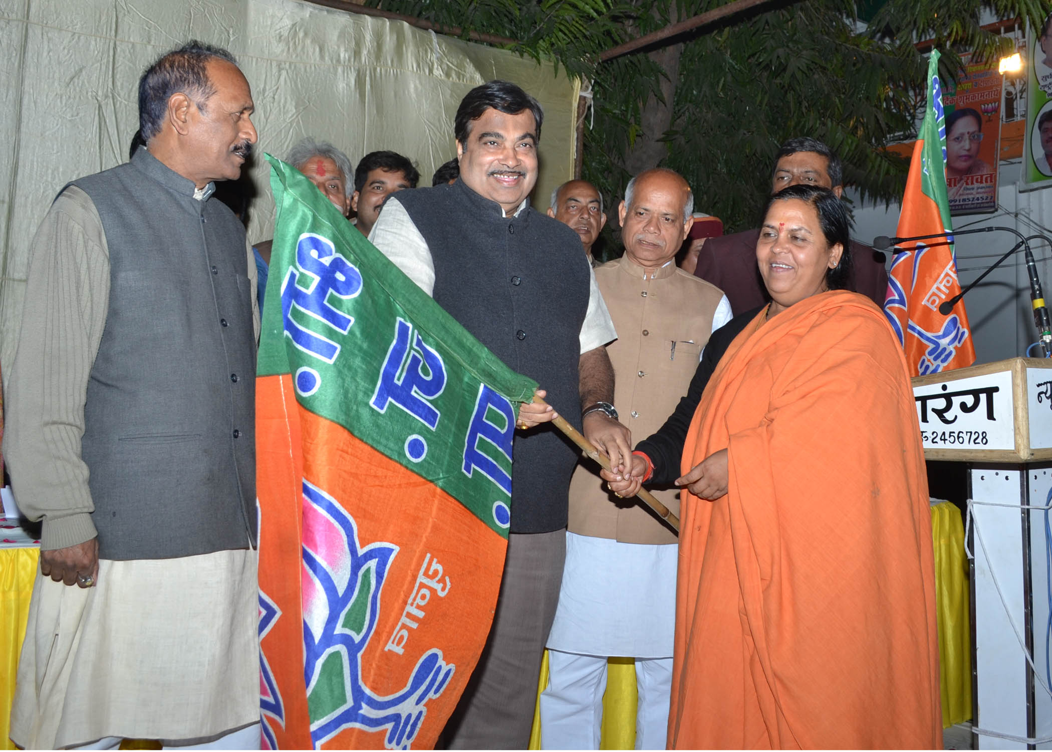 BJP National President Shri Nitin Gadkari and Sushree Uma Bharti flagging off the Rath Yatra at BJP State Office, Lucknow on January 31, 2012