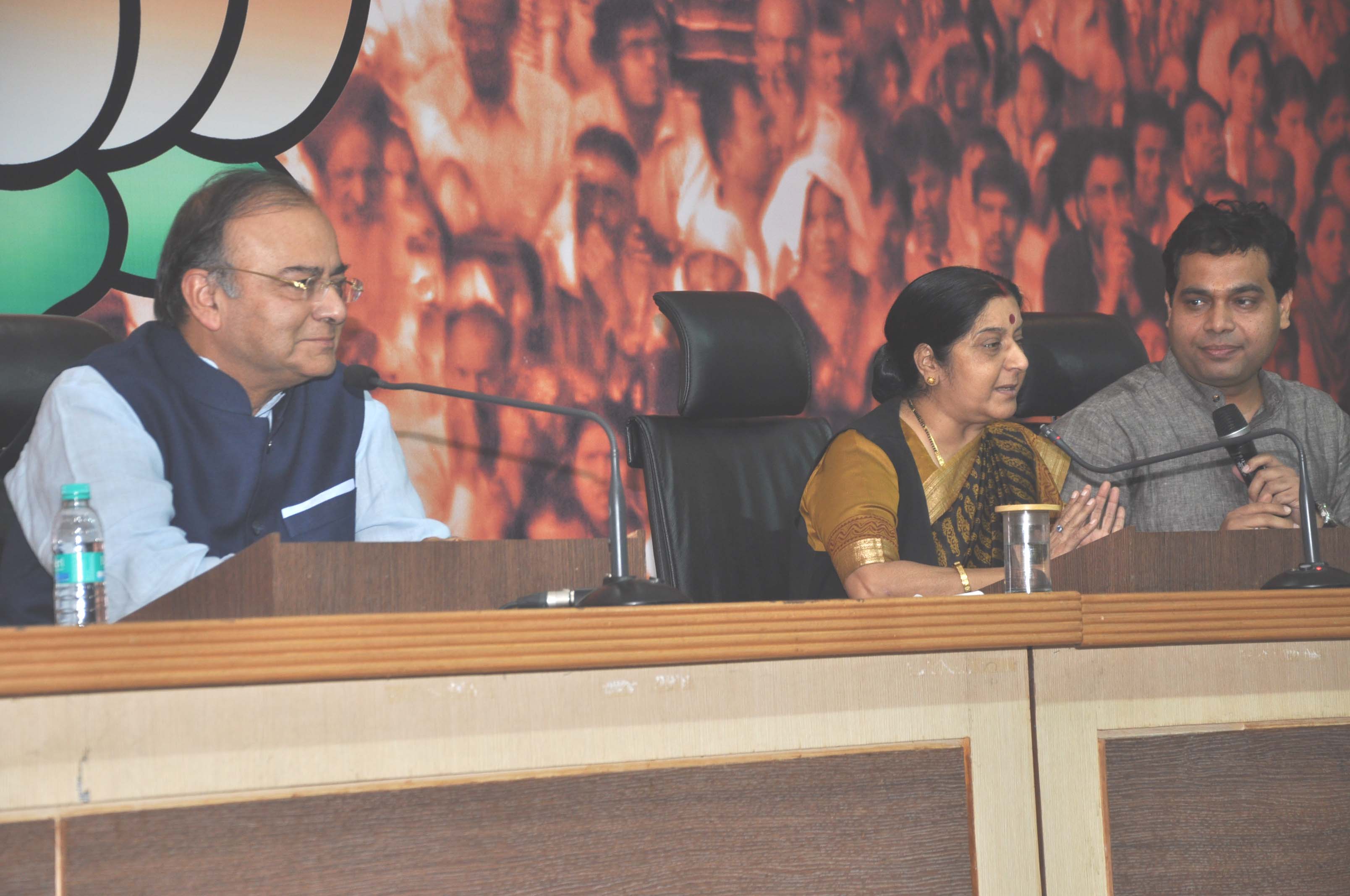  Smt. Sushma Swaraj, Leader of Opposition (Lok Sabha) and Shri Arun Jaitley, Leader of Opposition (Rajya Sabha) addressing press conference at 11, Ashoka Road, New Delhi on September 07, 2013