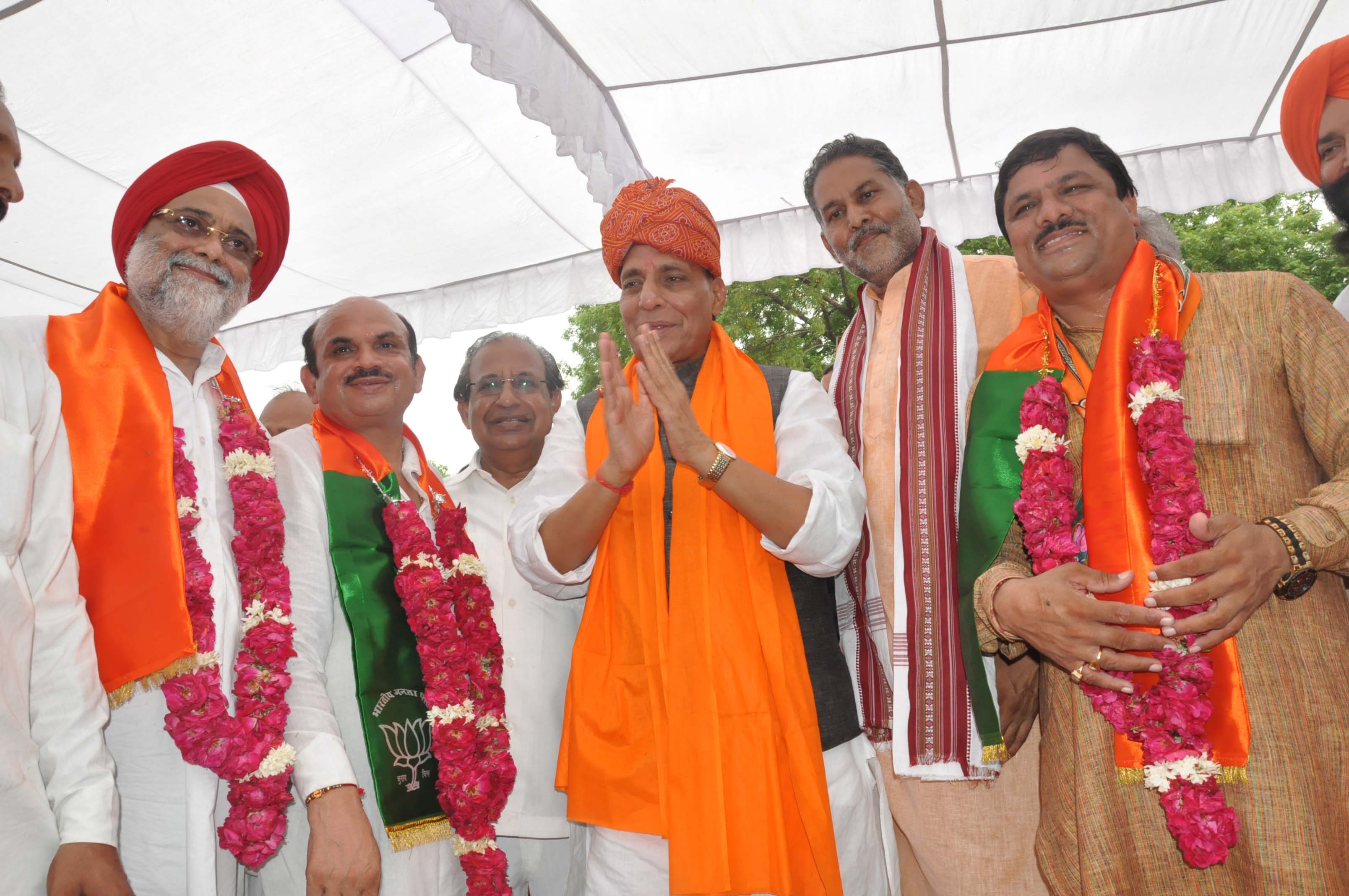 Shri Ramesh Kaushik, Shri Jitender Singh and Shri Naresh Kaushik with BJP National President Shri Rajnath Singh and BJP State President Haryana, Sh Ram Vilas Sharma while joining BJP at 11, Ashoka Road on July 09, 2013