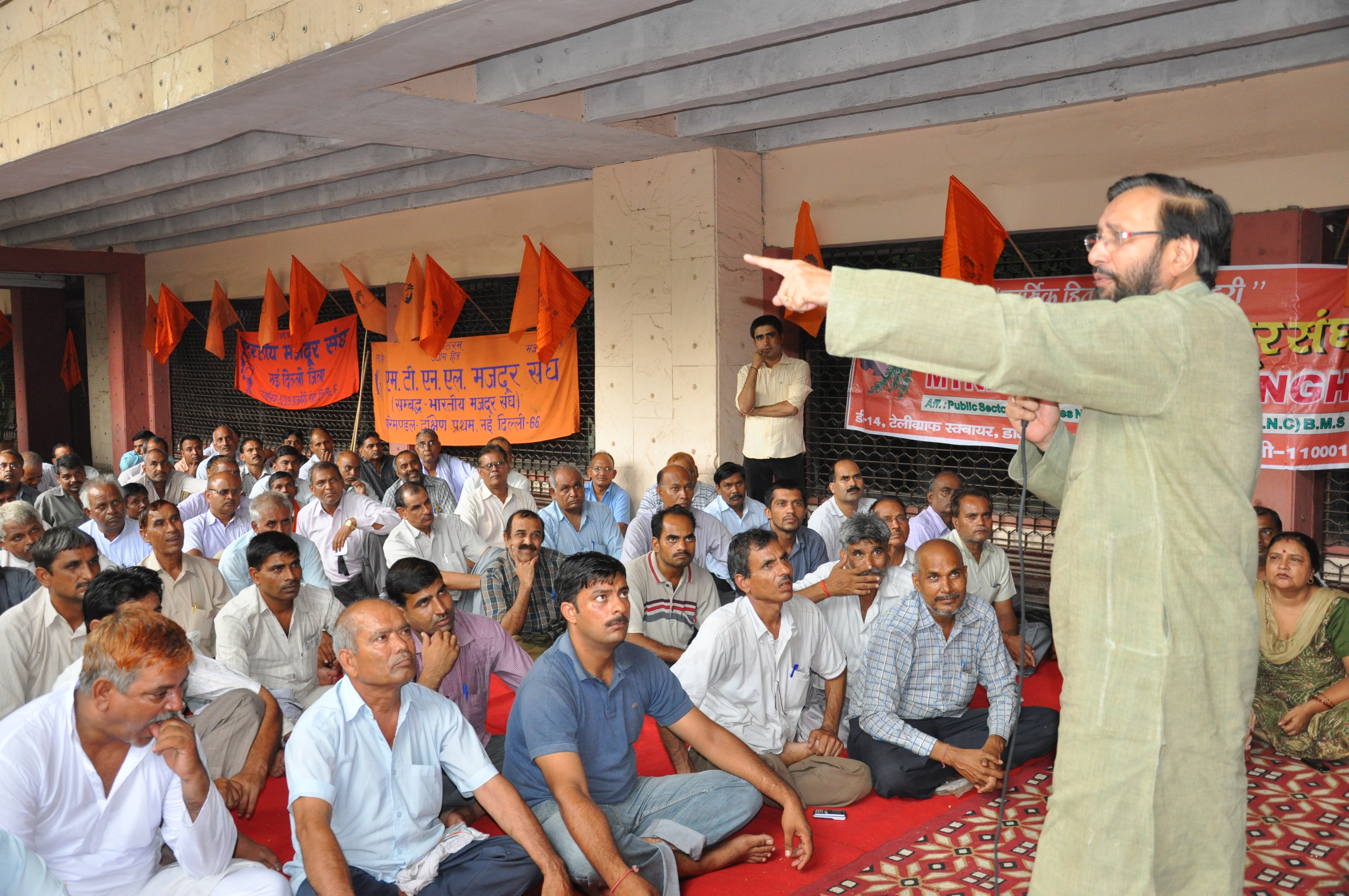 BJP National Spokesperson and MP, Shri Prakash Javadekar leading a dharna on the issue of Pensioner''s plight at EPFO Office, 14, Bhikaji Cama Place, New Delhi on August 1, 2012