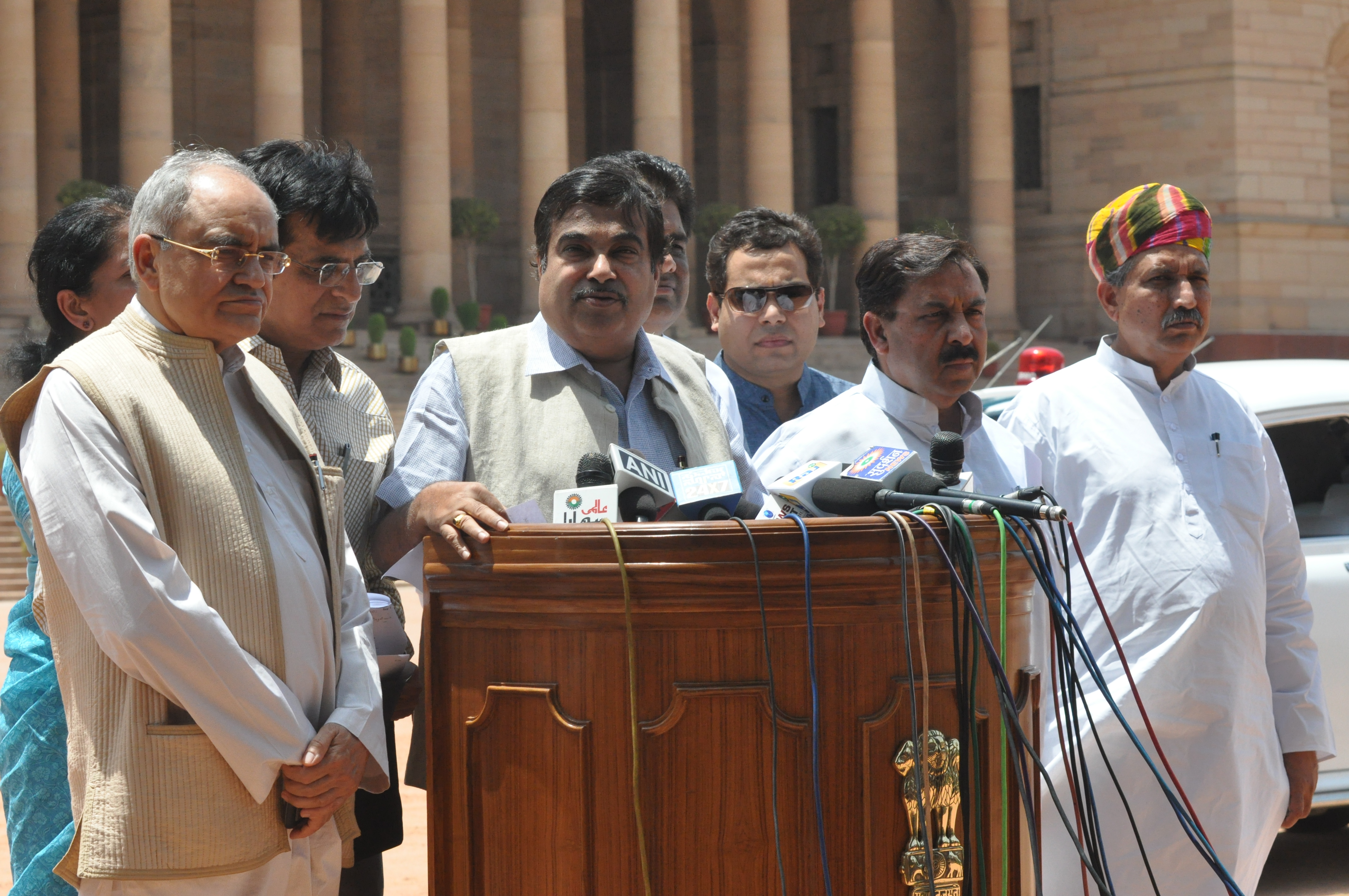 Memorandum to President of India submitted by BJP delegation led by BJP President, Shri Nitin Gadkari demanding investigation Rajasthan land scam '? calling back Gujarat Governor, Kamal Beniwal on May 30, 2012