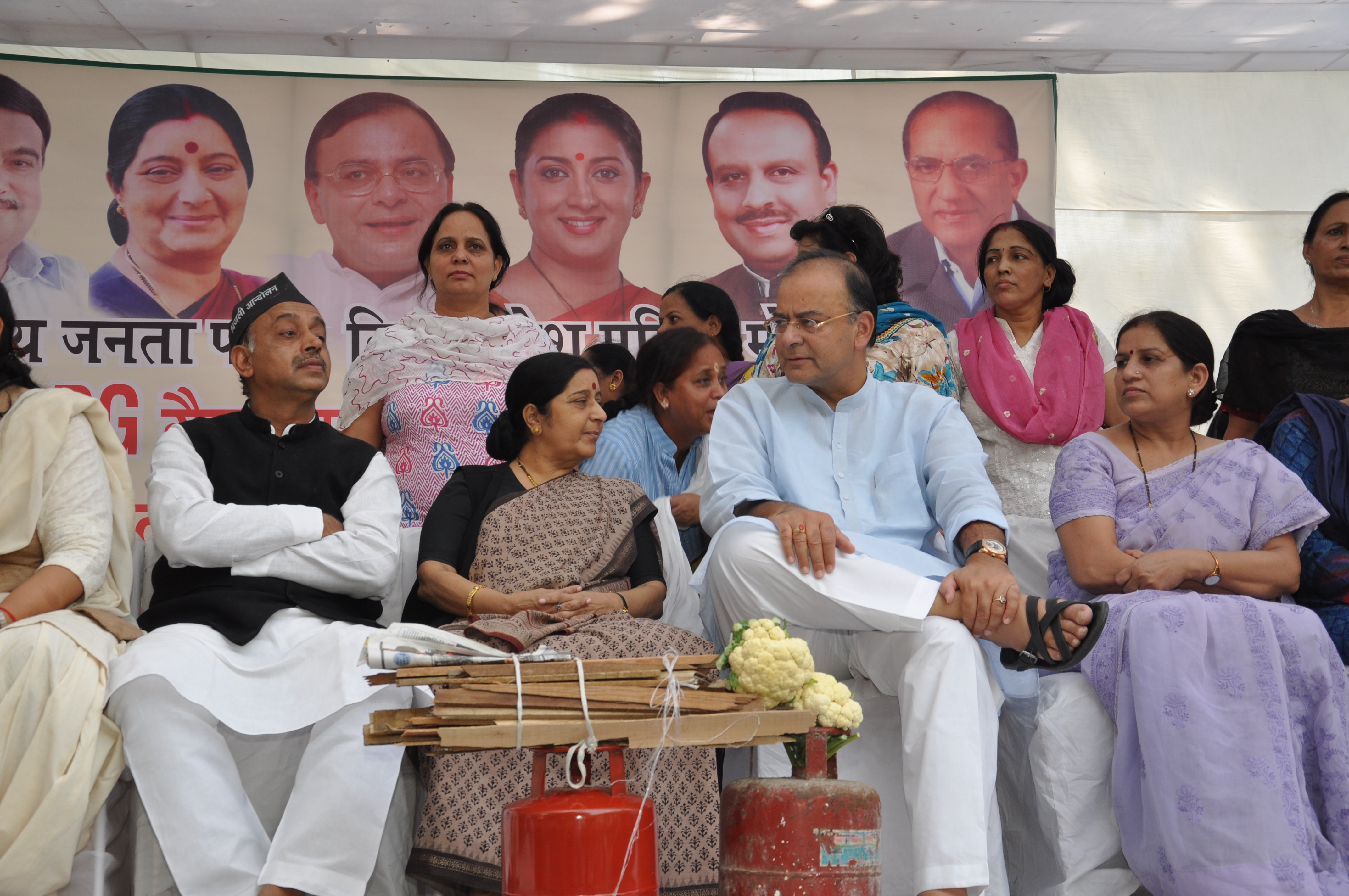 Smt Sushma Swaraj and Shri Arun Jaitley at Jantar Mantar (Delhi) on October 12, 2012